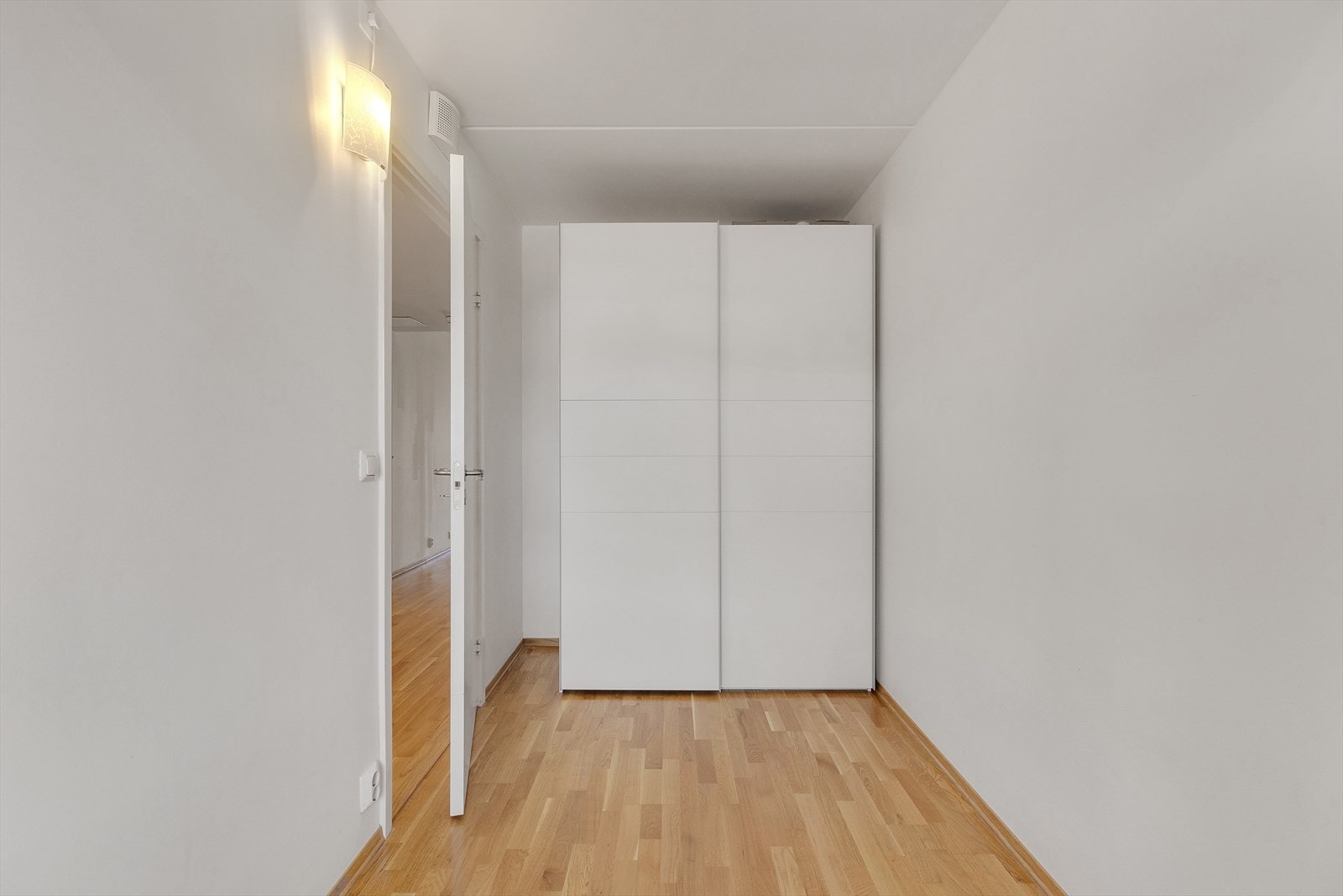 Praktisk garderobe med plass til både klær, sko og diverse tilbehør. Galleribilde