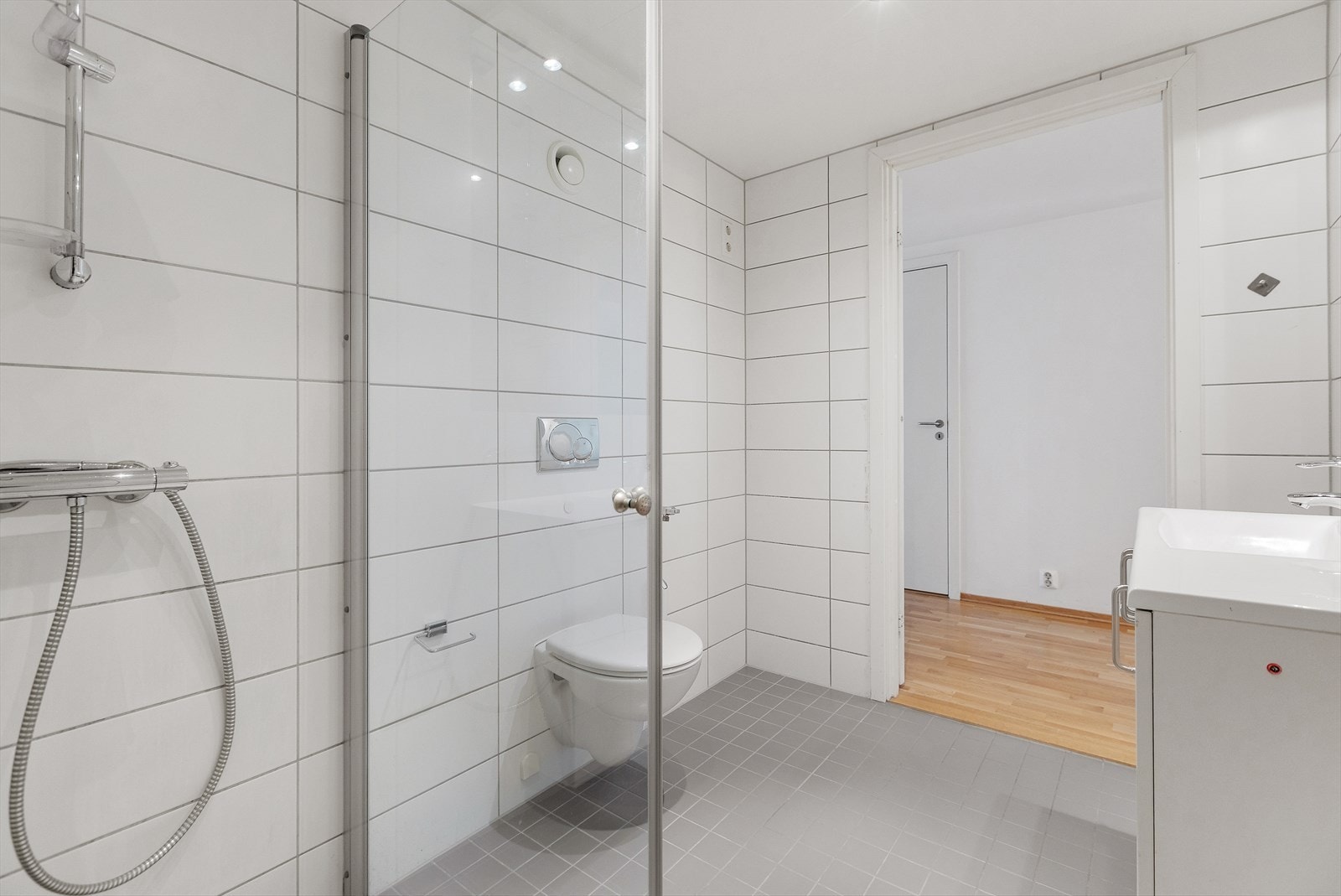 Med romslig plass ligger alt til rette for en behagelig hverdag med plass til alle deres baderomsartikler. Galleribilde