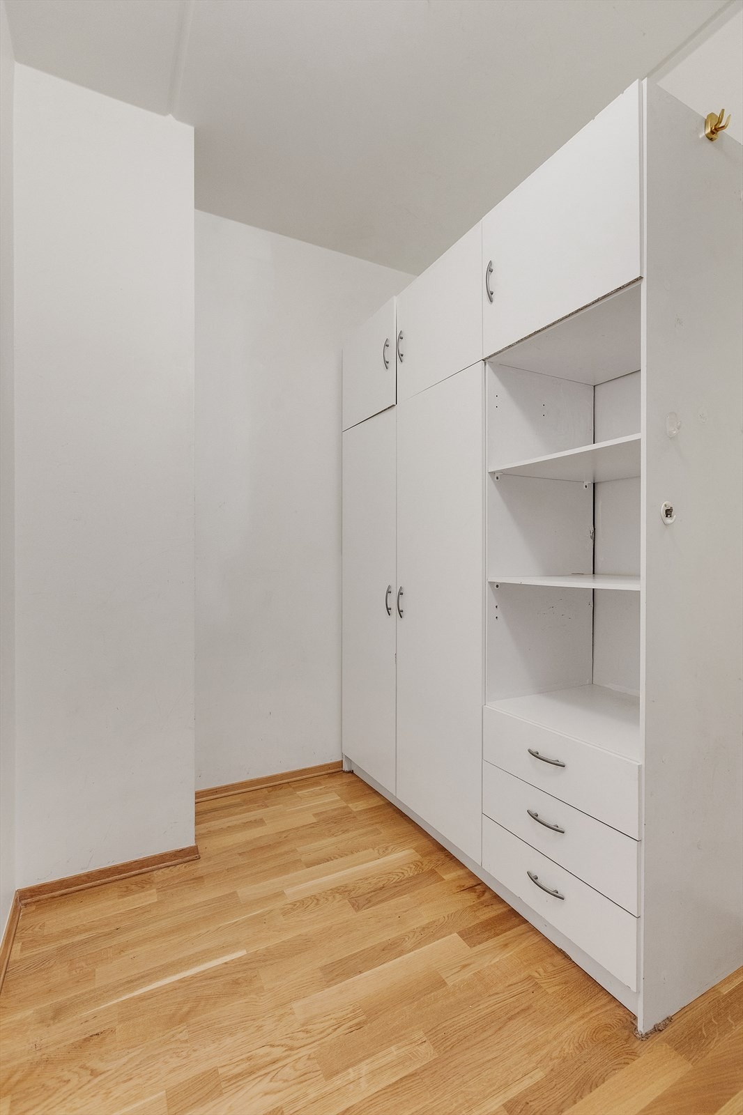 Innvendig bod praktisk innredet med både hyller, heng og uttrekksbare skuffer. Galleribilde