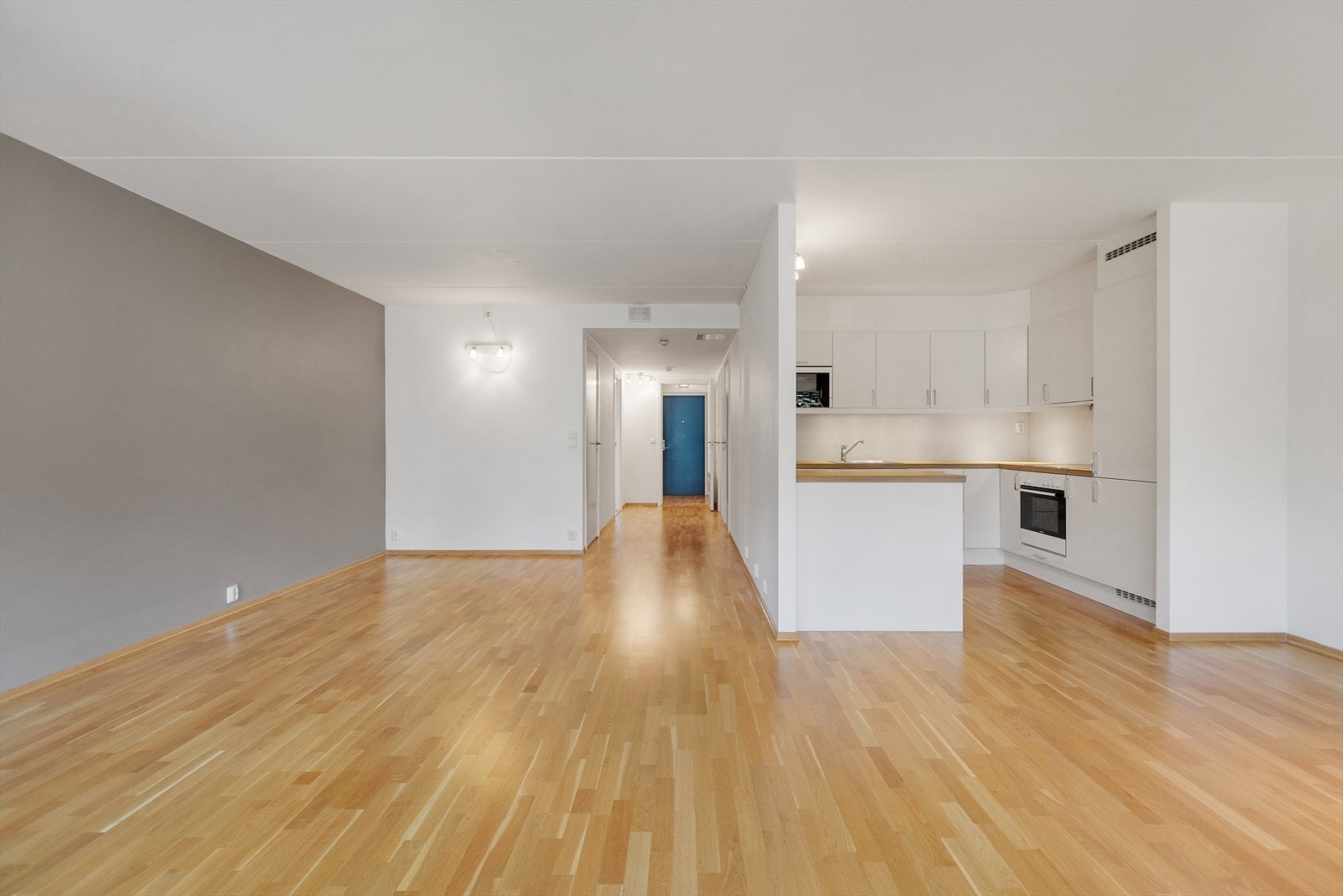 Her er det enkelt å innrede med både sofagruppe, salongbord, TV-seksjon og annet ønsket møblement. Galleribilde