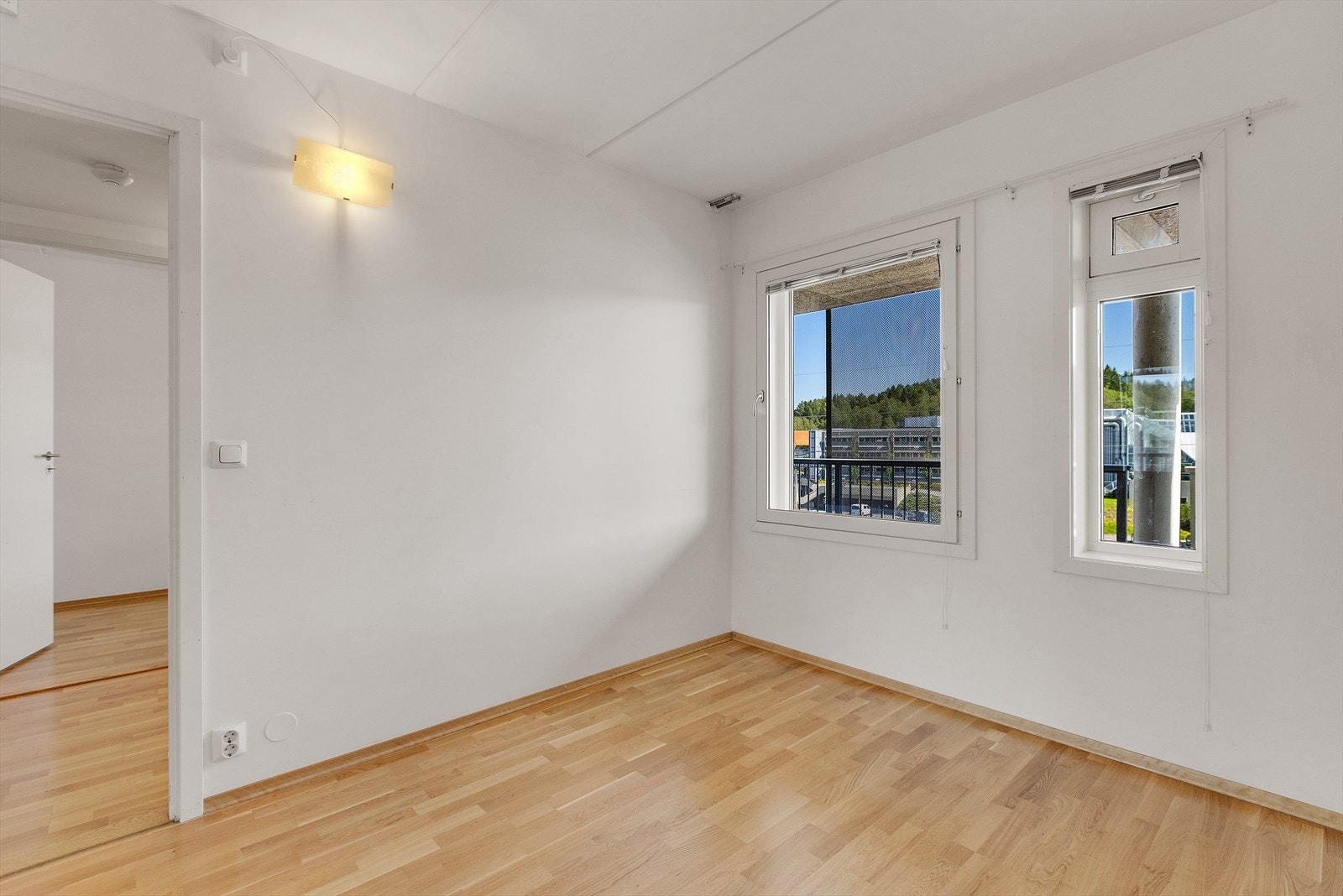 Hovedsoverommet er romslig og har et rolig uttrykk med lyse vegger og parkett på gulv. Galleribilde