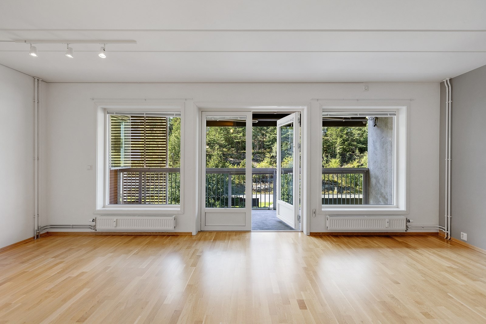 Fra stuen har du direkte utgang til en stor og innglasset balkong på ca. 13m². Galleribilde