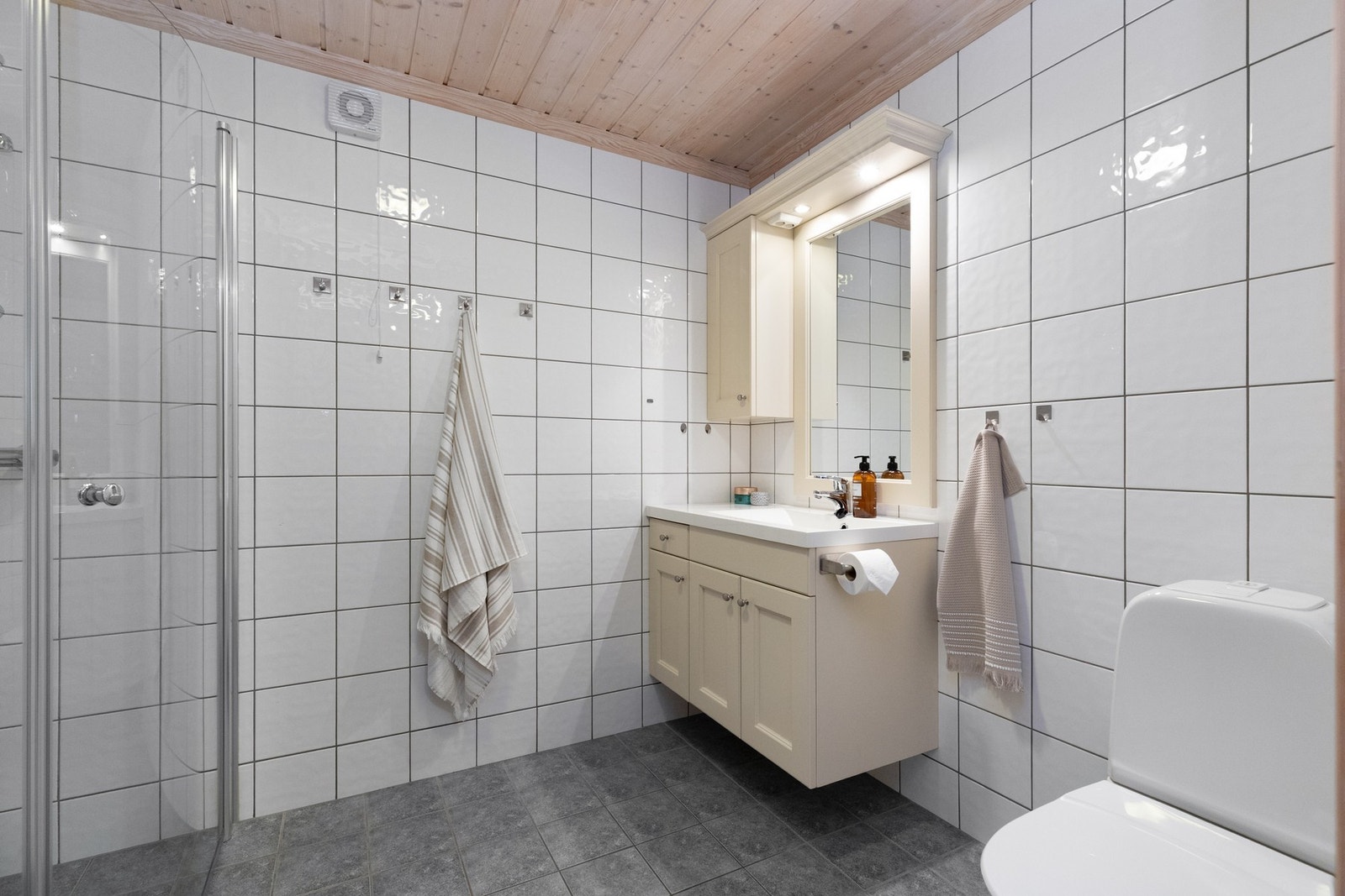 Romslig bad med fliser på vegg og gulv Galleribilde