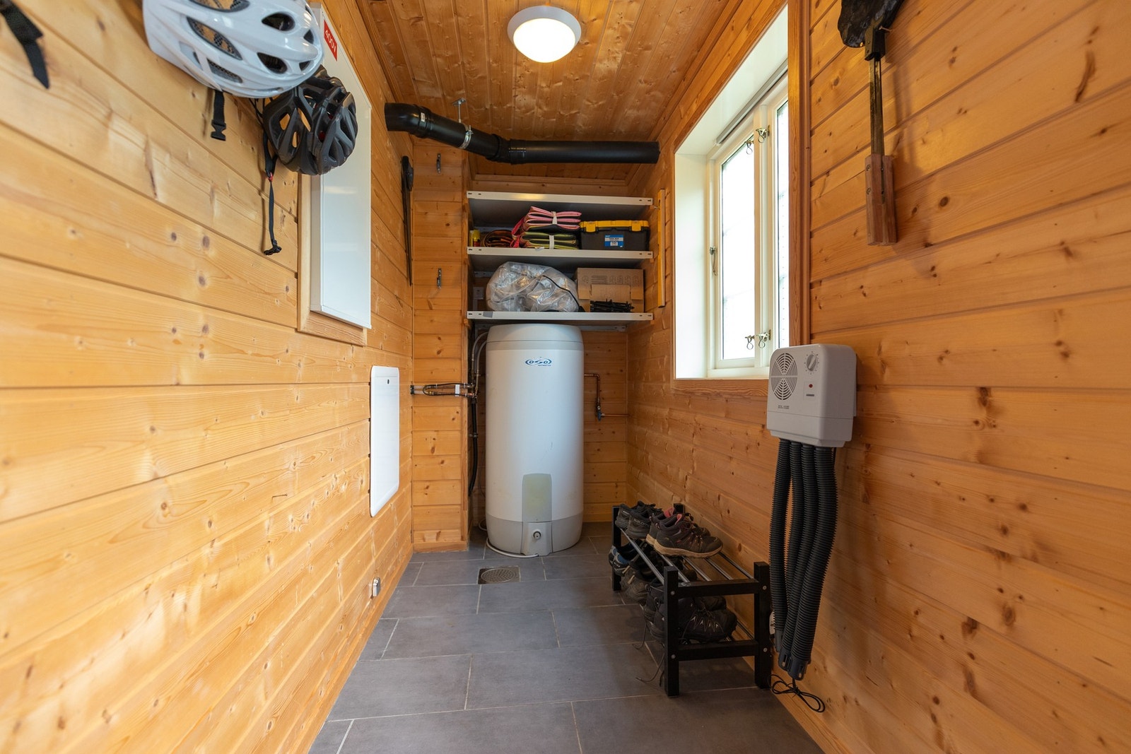 Utvendig bod med god lagringsplass. Varmekabler i gulv Galleribilde