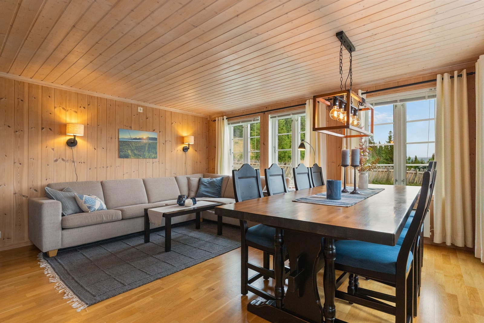 God plass til sofa og spisegruppe Galleribilde