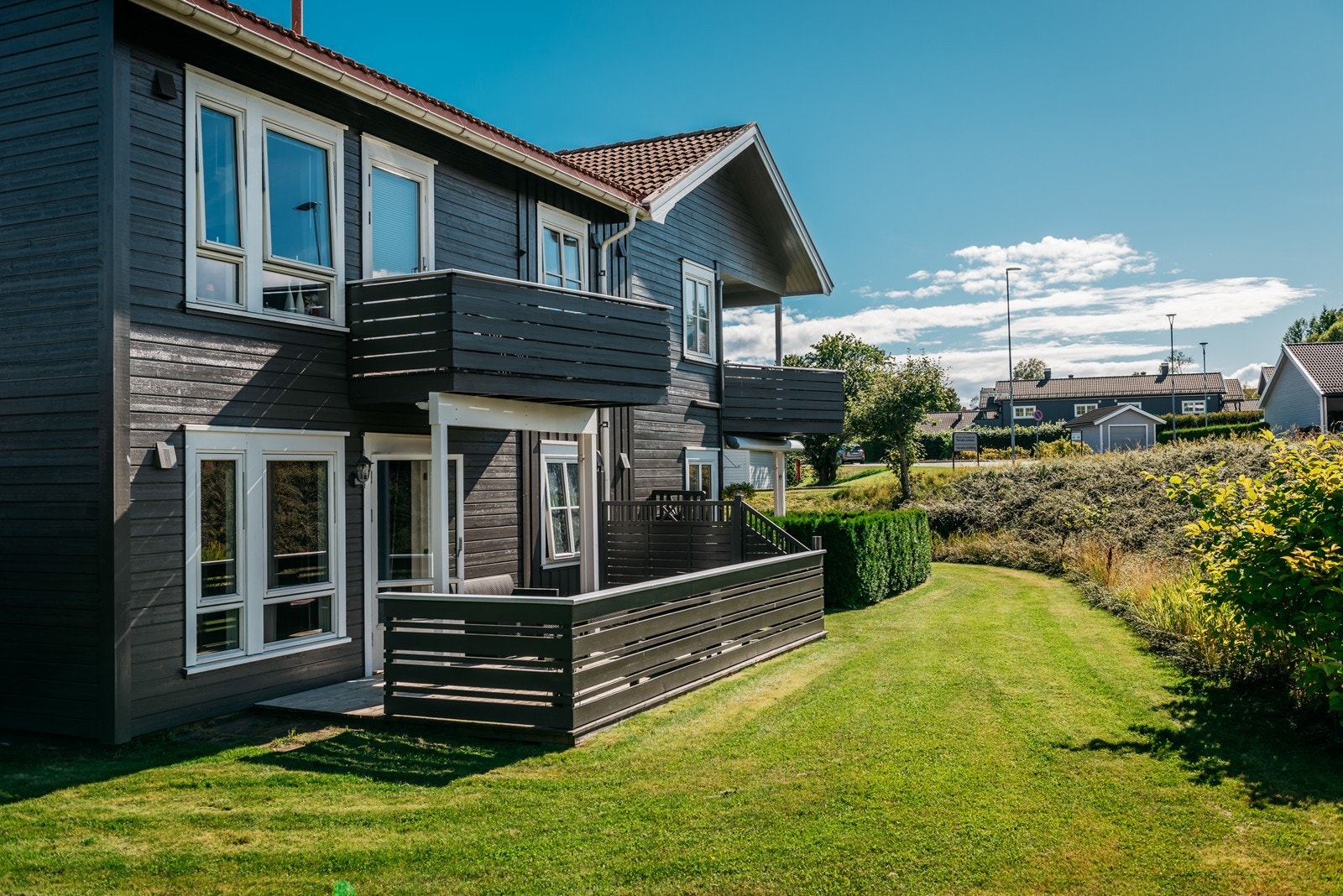 Leiligheten har romslig solrik terrasse. Galleribilde