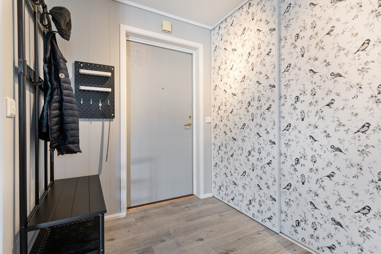 Velkommen inn! Stor skyvedørs garderobe i gangen med god plass til klær og sko. Galleribilde