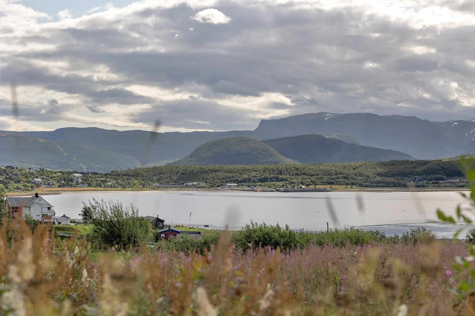Båthavna i Oksfjordhamn. Her er det blant annet en lokal båtforening. Galleribilde