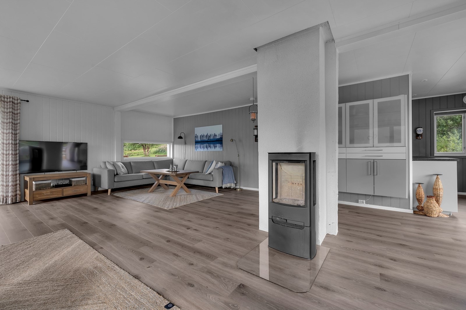 Vedfyring sentralt plassert i stuen. Galleribilde