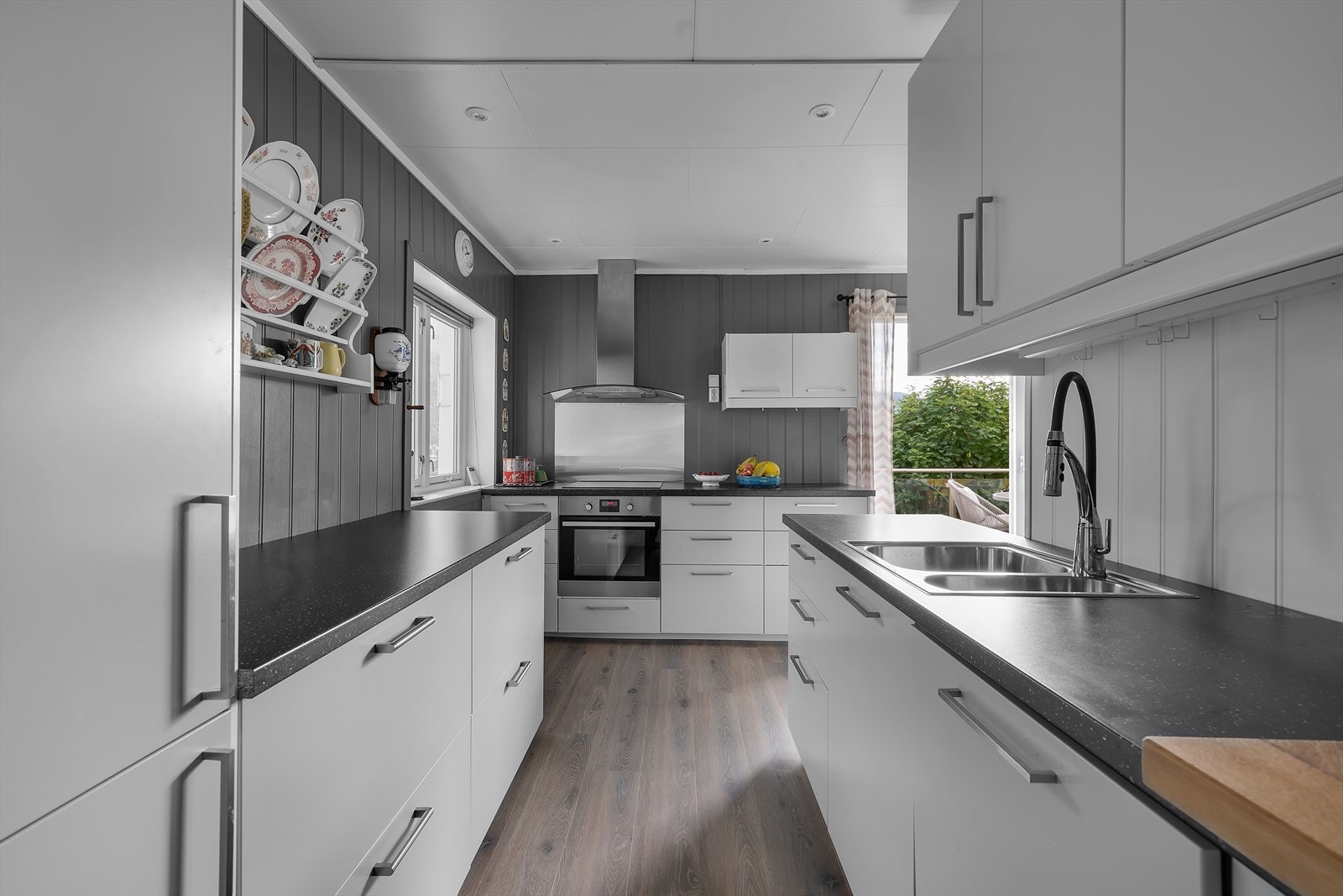 Moderne kjøkken med rikelig med benkeplass. Integrerte hvitevarer. Galleribilde