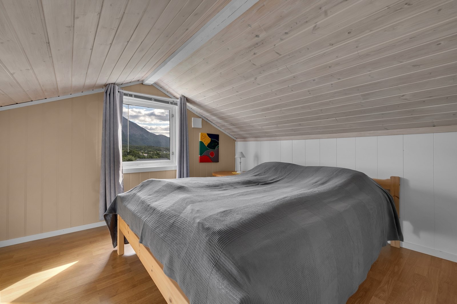 Ekstra soverom 3 i loftsetasje. NB: Rommet har ikke måleverdig areal grunnet takhøyde. Galleribilde