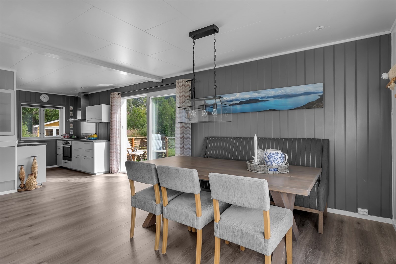 Skyvedører ut til begge terrasser / balkonger. Galleribilde