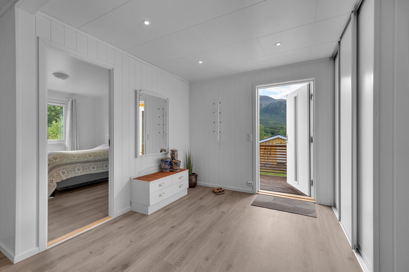 Romslig entre. Galleribilde