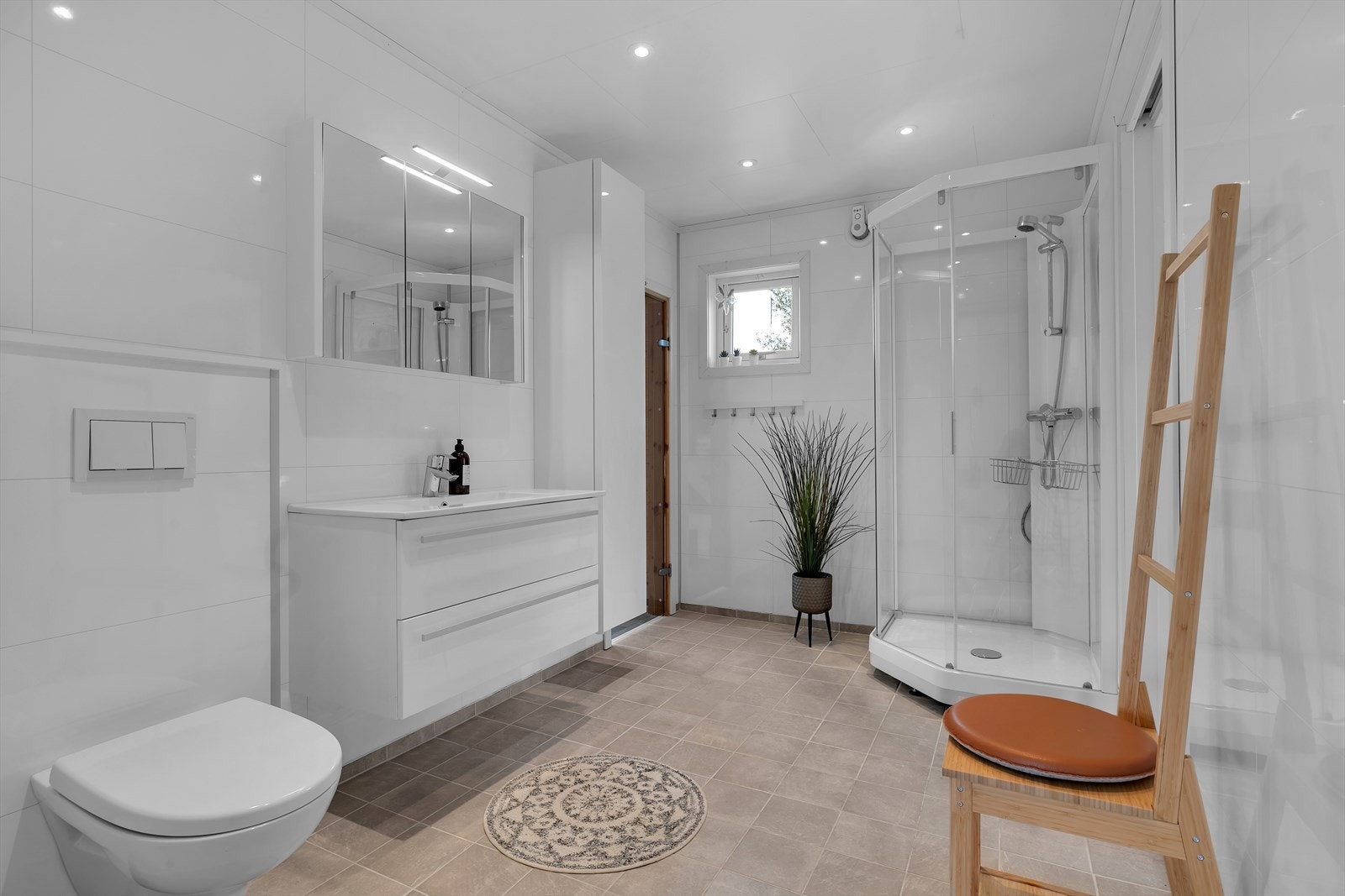 Romslig baderom i 1. etasje med direkte tilgang til badstue og det praktiske vaskerommet. Galleribilde