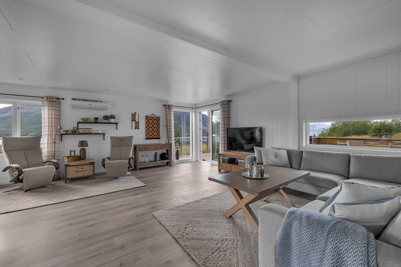 Svært romslig stue, pent og moderne innredet. Store vindusflater med utsikt i flere retninger. Galleribilde