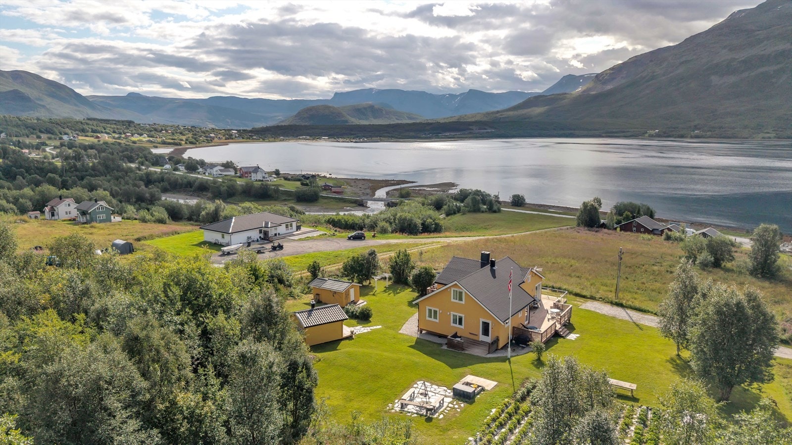 Fantastisk beliggenhet på pent opparbeidet tun med utsikt til store deler av Oksfjord. Galleribilde