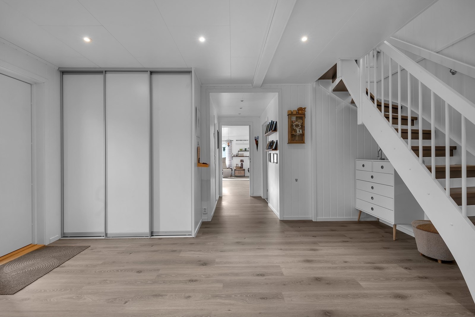 Downlights i himling. Praktisk skyvedørsgarderobe. Galleribilde