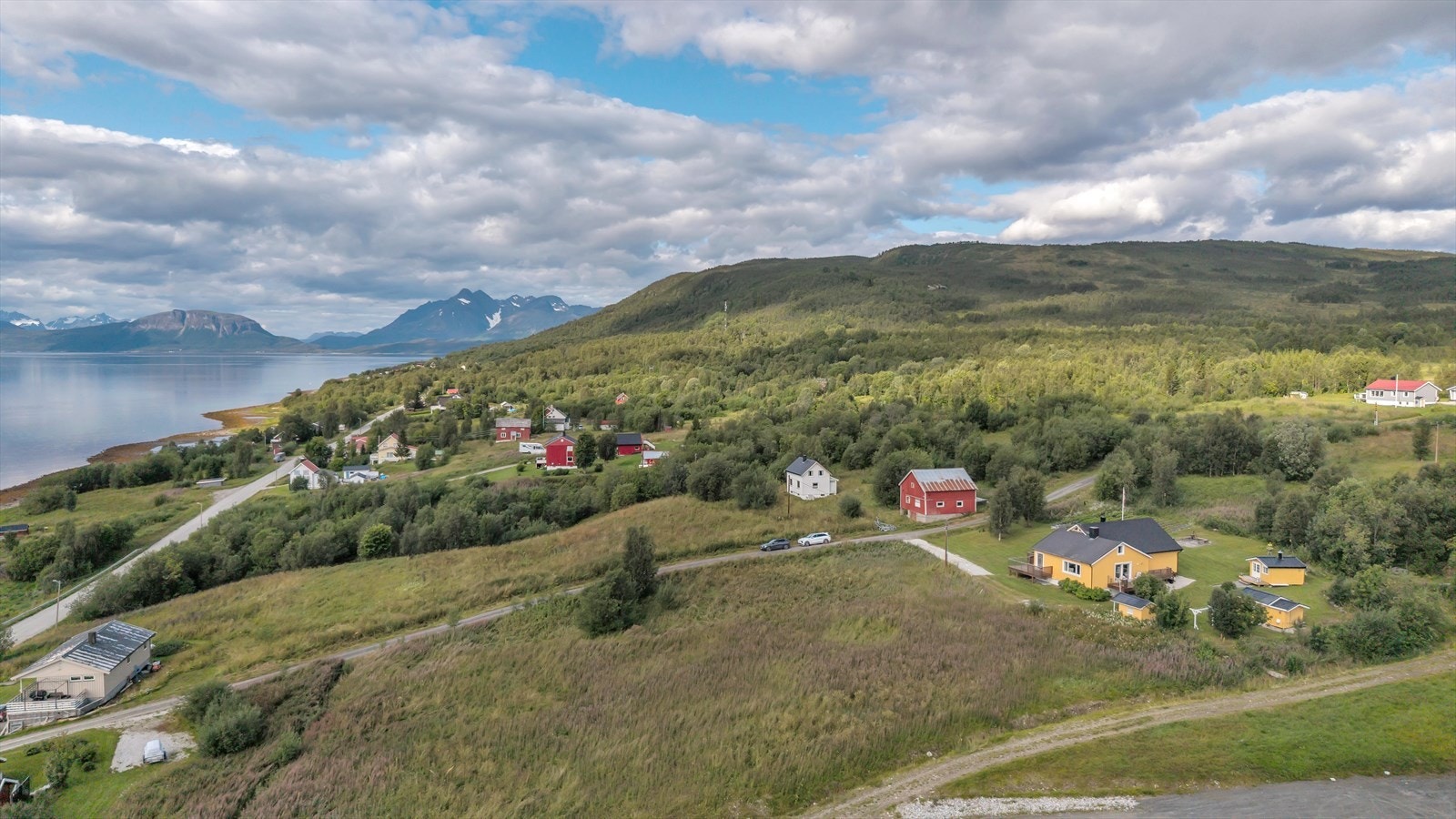 Privat adkomstveg fra hovedveg. Galleribilde