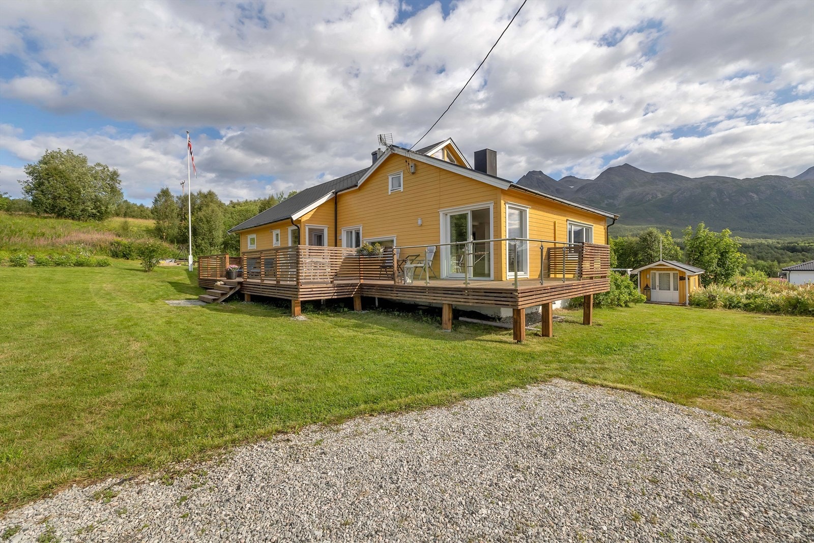 Boligen, som i dag benyttes som fritidsbolig, er betydelig renovert / oppgradert og framstår svært positivt. Galleribilde