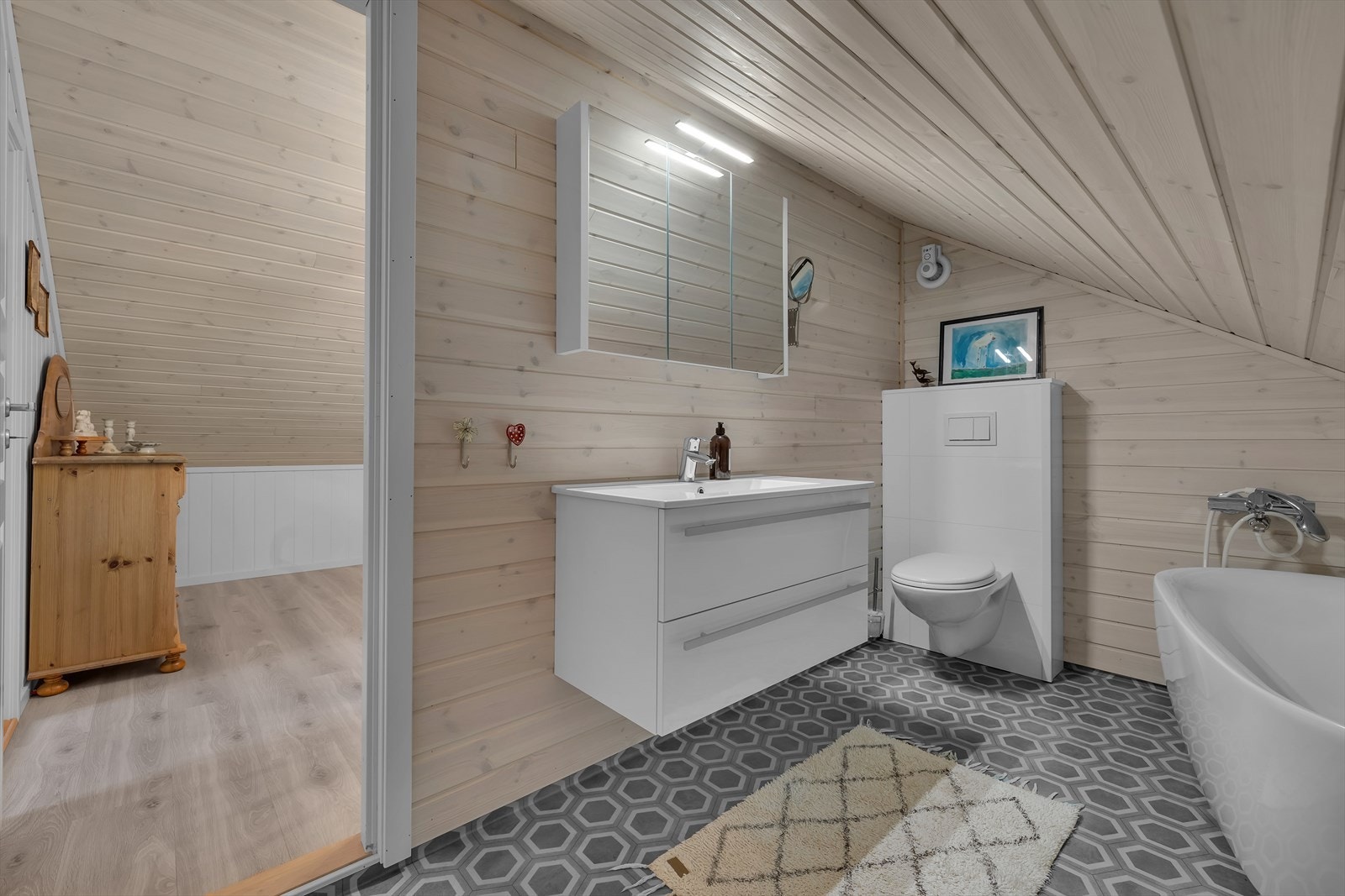 Badet har også toalett, så samlet er det to toaletter i boligen. Galleribilde