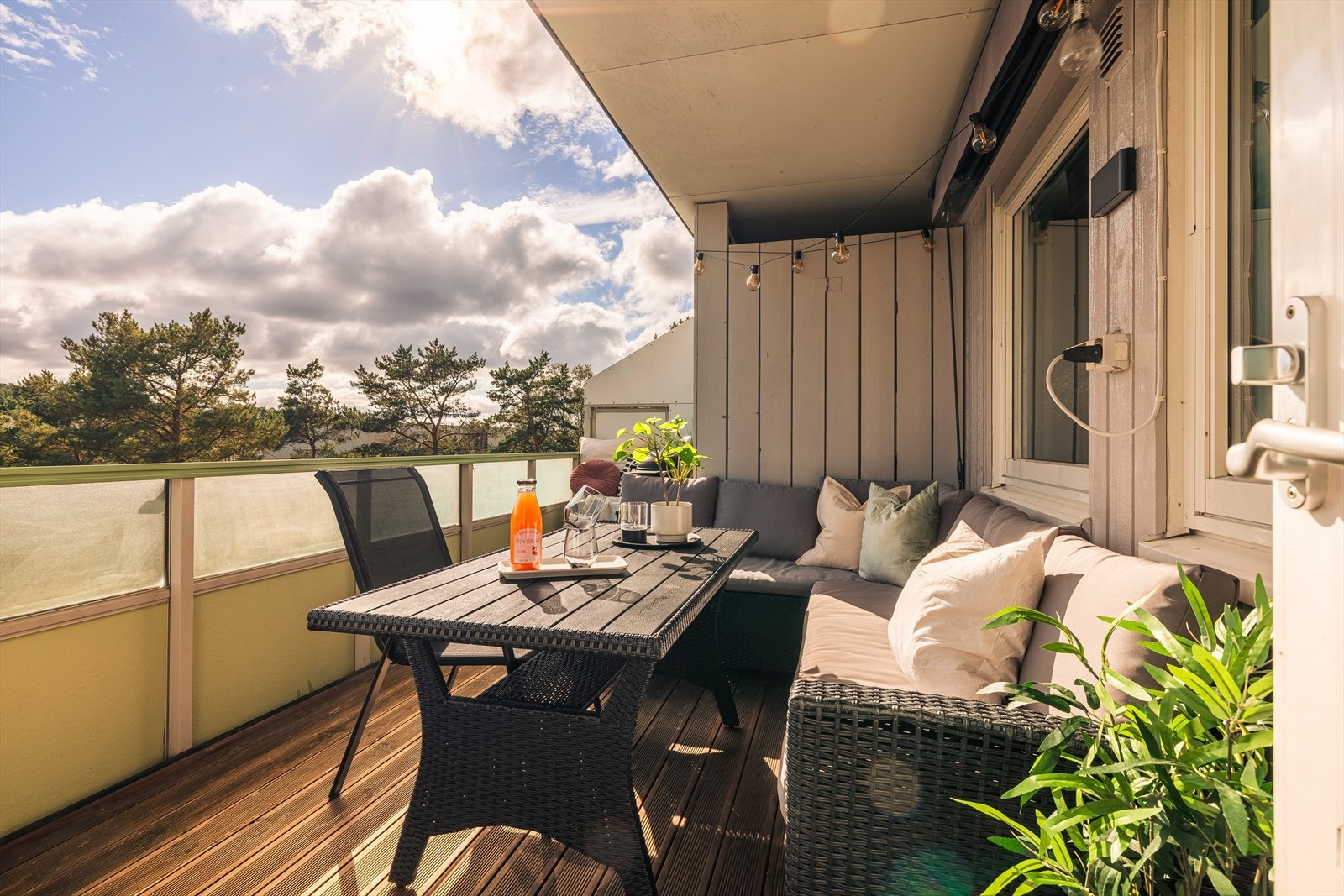 Sørvendt, delvis overbygget balkong med gode sol- og utsiktsforhold. Galleribilde