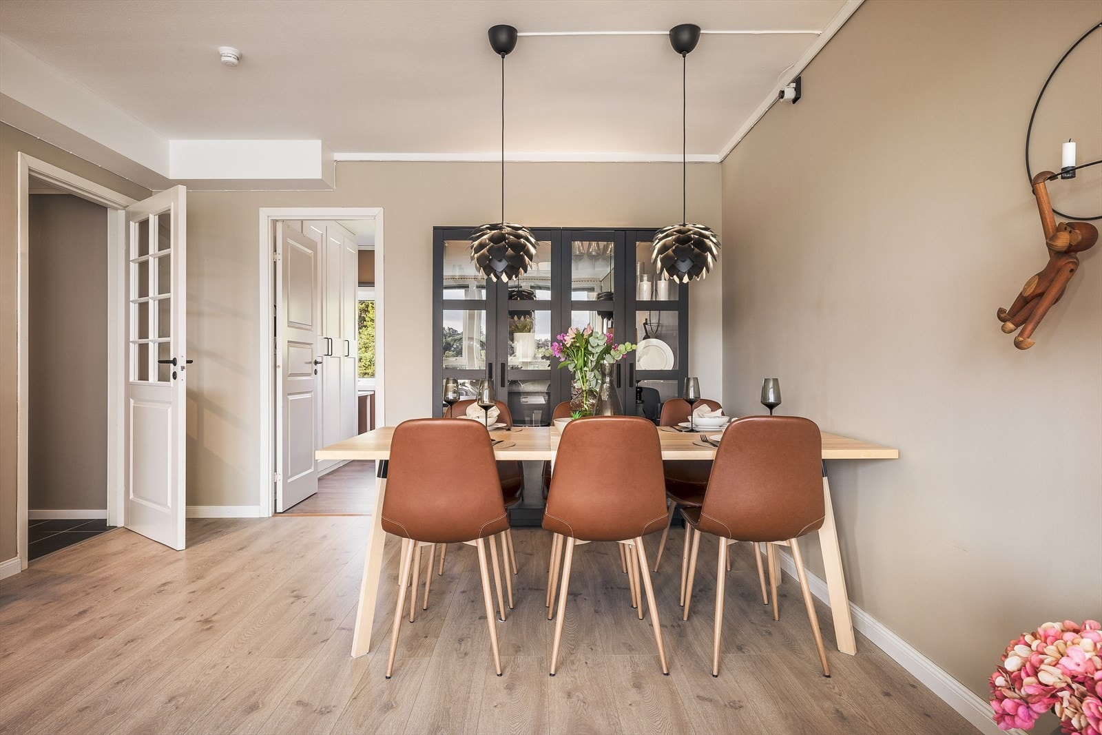 Tilnærmet samtlige overflater i leiligheten er oppgradert/fornyet i nyere tid, blant annet nye gulv i alle rom. Galleribilde