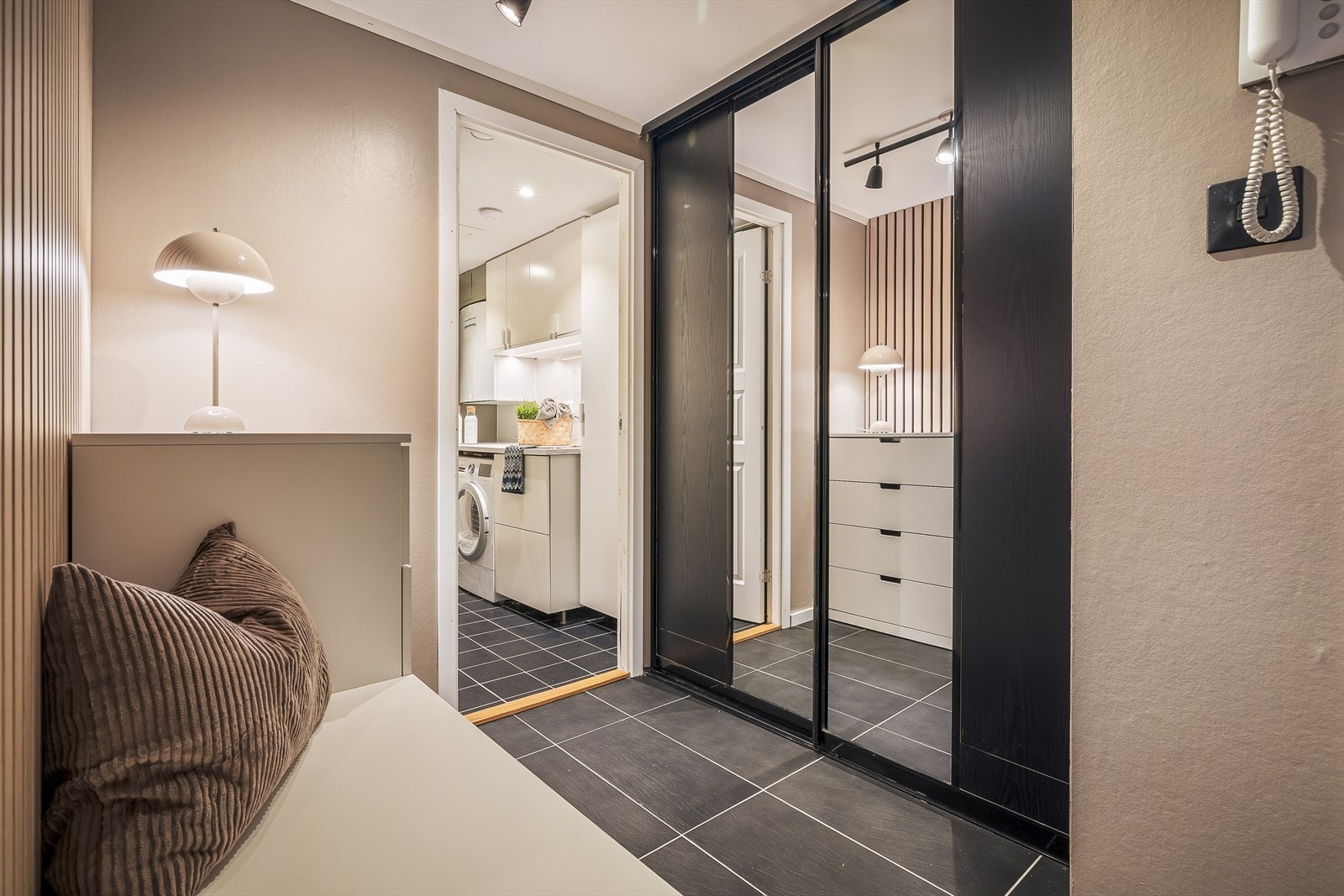 Romslig entre på ca. 9 kvm med skyvedørsgarderobe. Galleribilde