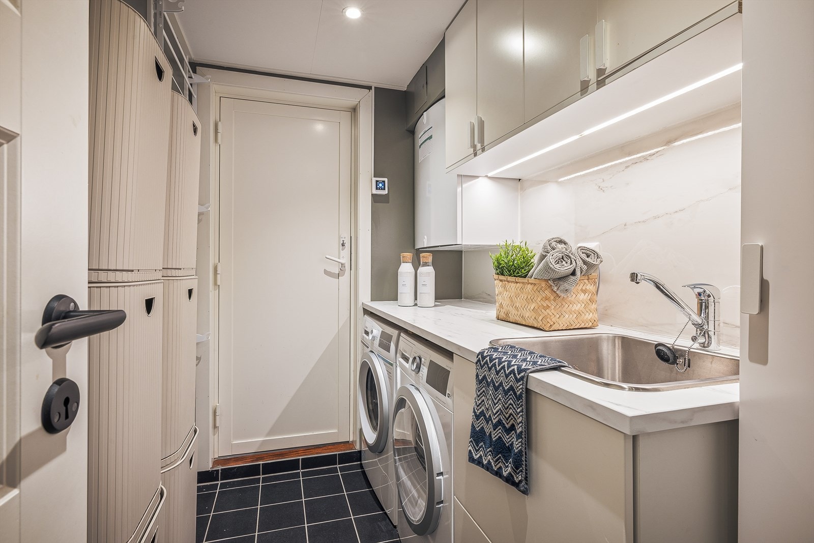 Separat vaskerom på ca. 3,7 kvm som ble oppgradert i 2020 i regi av borettslaget (utført av Oswald Jørs AS). Opplegg for vaskemaskin og tørketrommel. Utgang til 2 kvm "tørkerom" på balkongen. Galleribilde