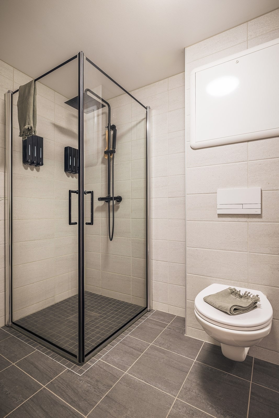 Det er rør i rør med fordelerskap på badet. Rørene i borettslaget ble oppgradert/fornyet i 2020. Galleribilde