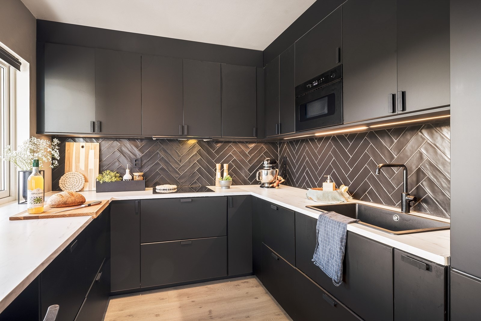 Ny kjøkkeninnredning i 2021 med integrerte hvitevarer, herunder platetopp m/induksjon, stekeovn, kjøleskap, fryseskap, oppvaskmaskin og micro. Galleribilde