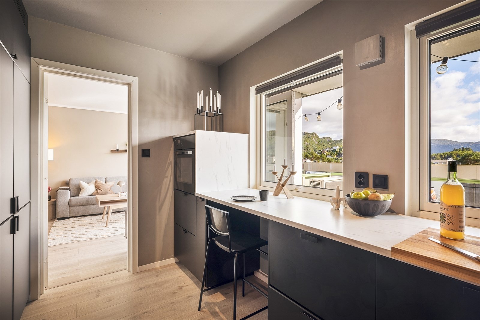 Kjøkkenet er på ca. 9,5 kvm og har god utsikt. Galleribilde