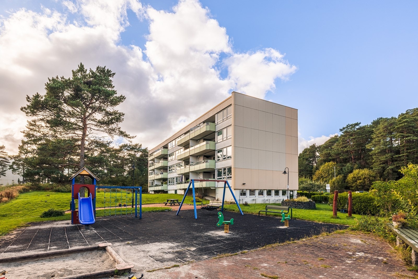 Parkering på borettslagets tomt uten ekstra kostnader. Det er i tillegg 110 garasjeplasser hvor en kan sette seg på venteliste (ventetid estimert til ca. 1 år ifølge borettslagets hjemmeside). Det er mulighet for elbillading ved tegning av eget abonnement Galleribilde