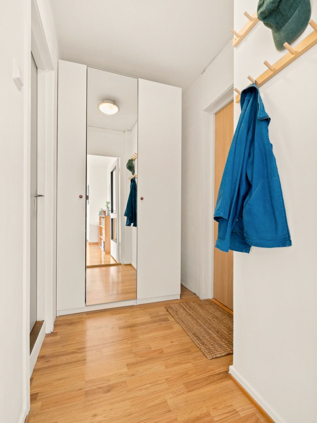 Det er plass for oppbevaring i entré i medfølgende garderobeskap. Galleribilde