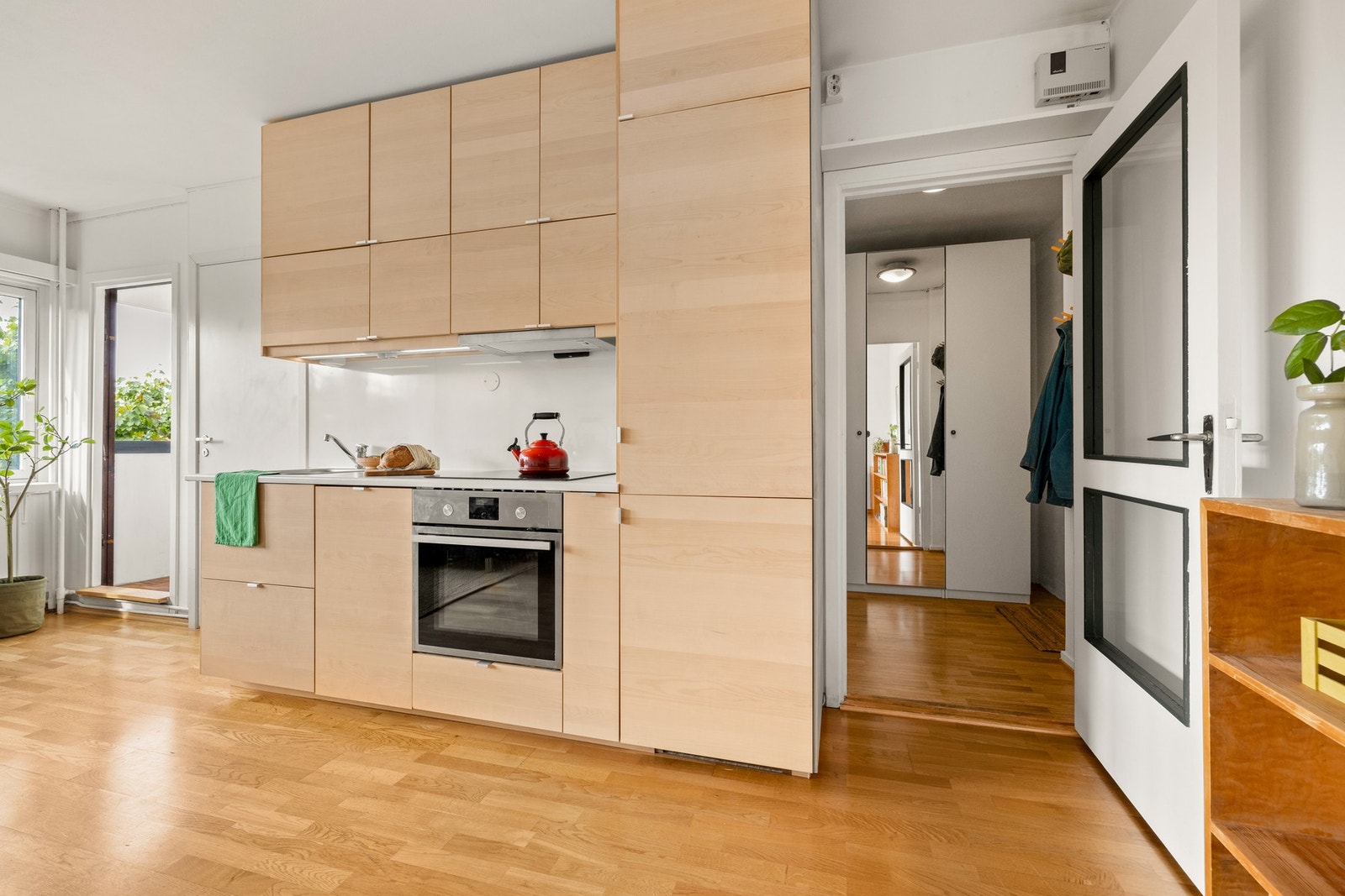 Kjøkkenet har en fin kombinasjon av skap- og benkeplass for både oppbevaring og matlaging. Galleribilde