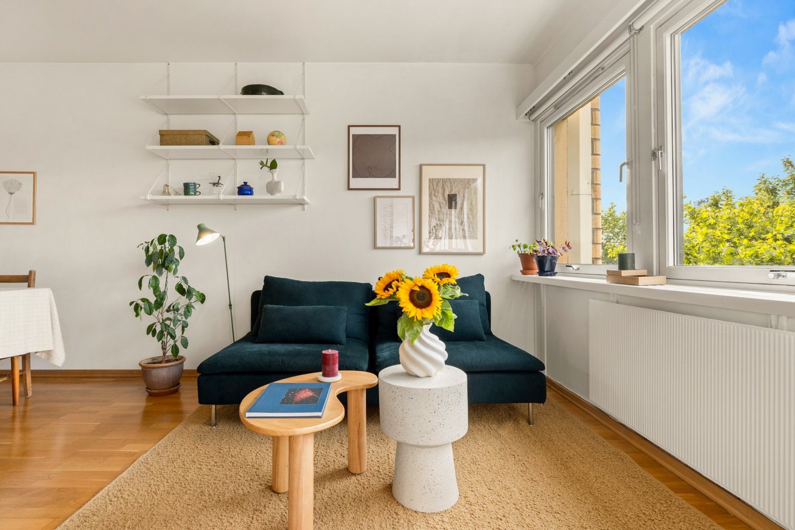 Det er rikelig med naturlig lysinnslipp fra de store vindusflatene. Galleribilde