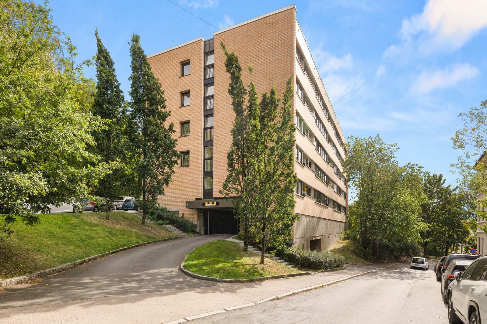 Borettslaget har garasjeplasser, parkeringsplasser og MC-plasser (med og uten el-lading) til utleie etter venteliste. Galleribilde