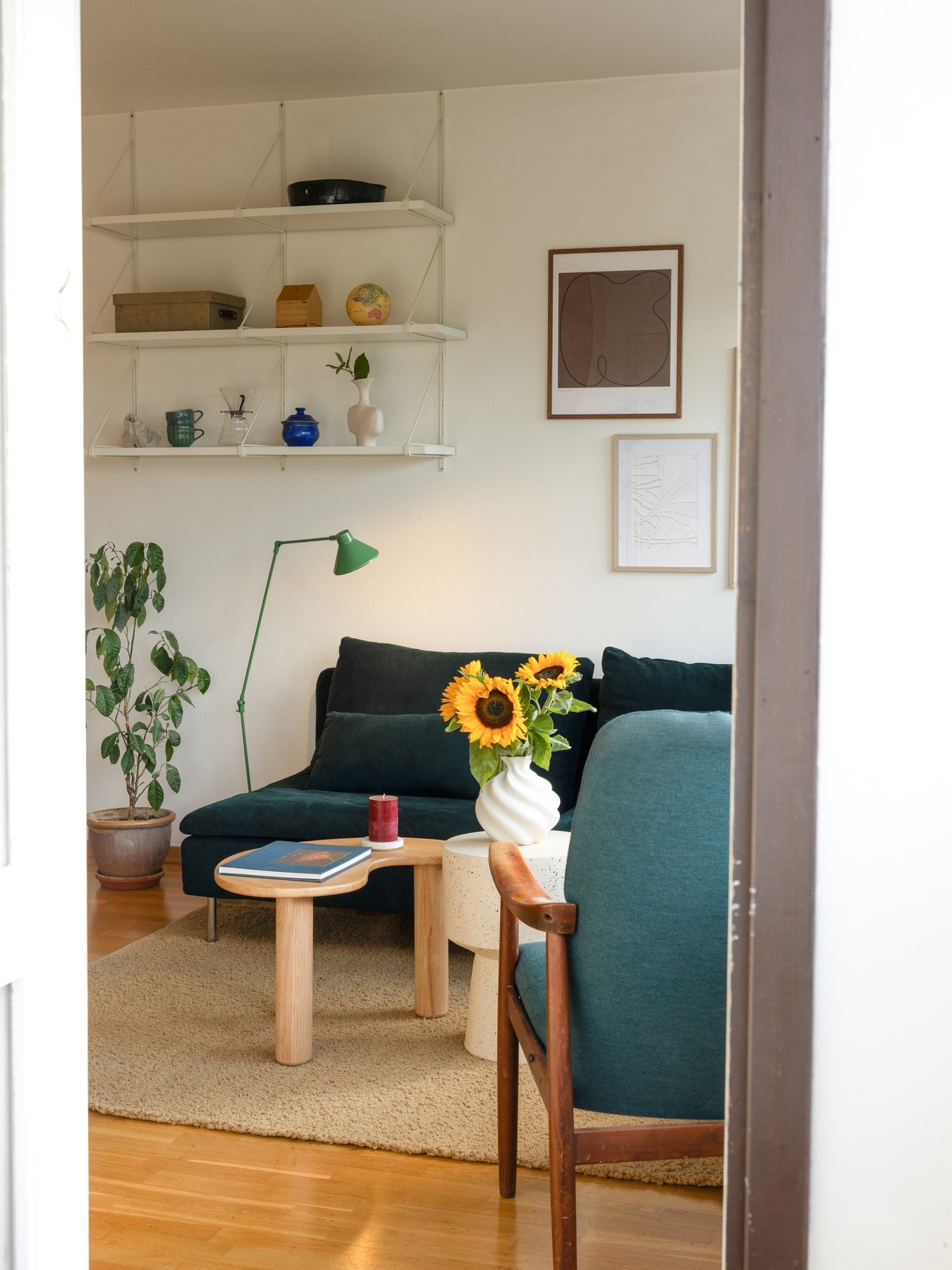 Overflatene er malt i en lys og behagelig fargetone, og på gulvet er det lagt parkett. Galleribilde