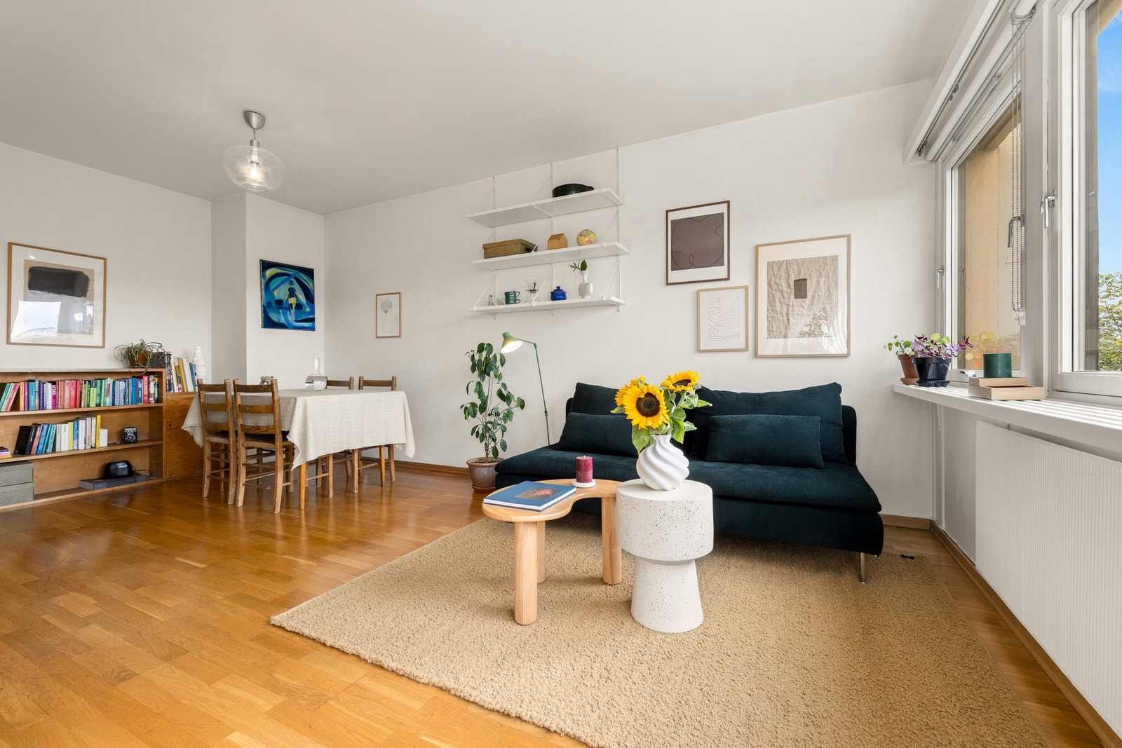 Rommets størrelse gjør at man har naturlig plass til å innrede i ulike soner. Galleribilde