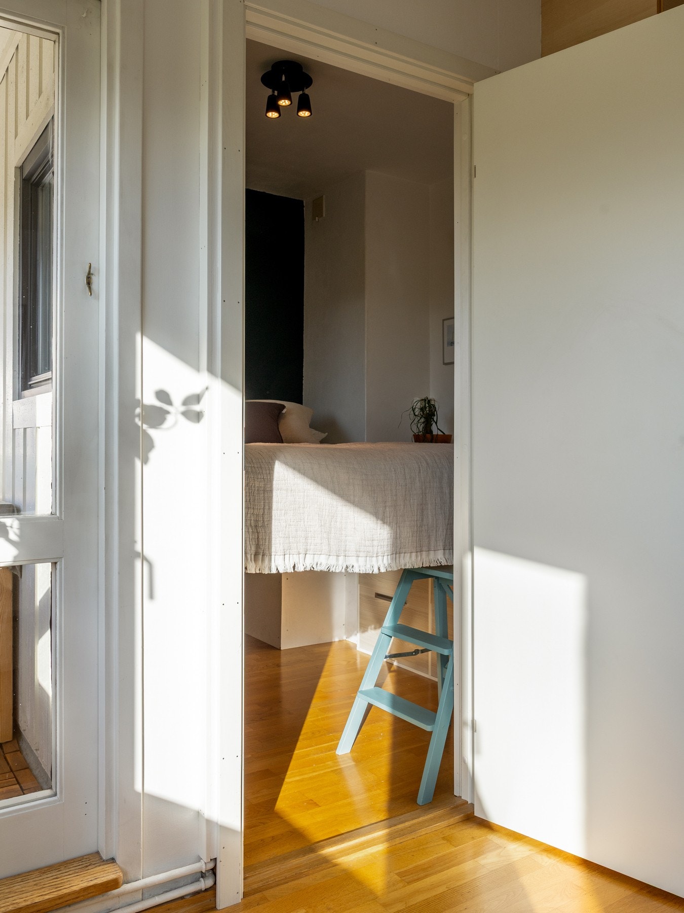 Sovealkoven er adskilt med egen dør og har vindu ut mot balkongen. Galleribilde