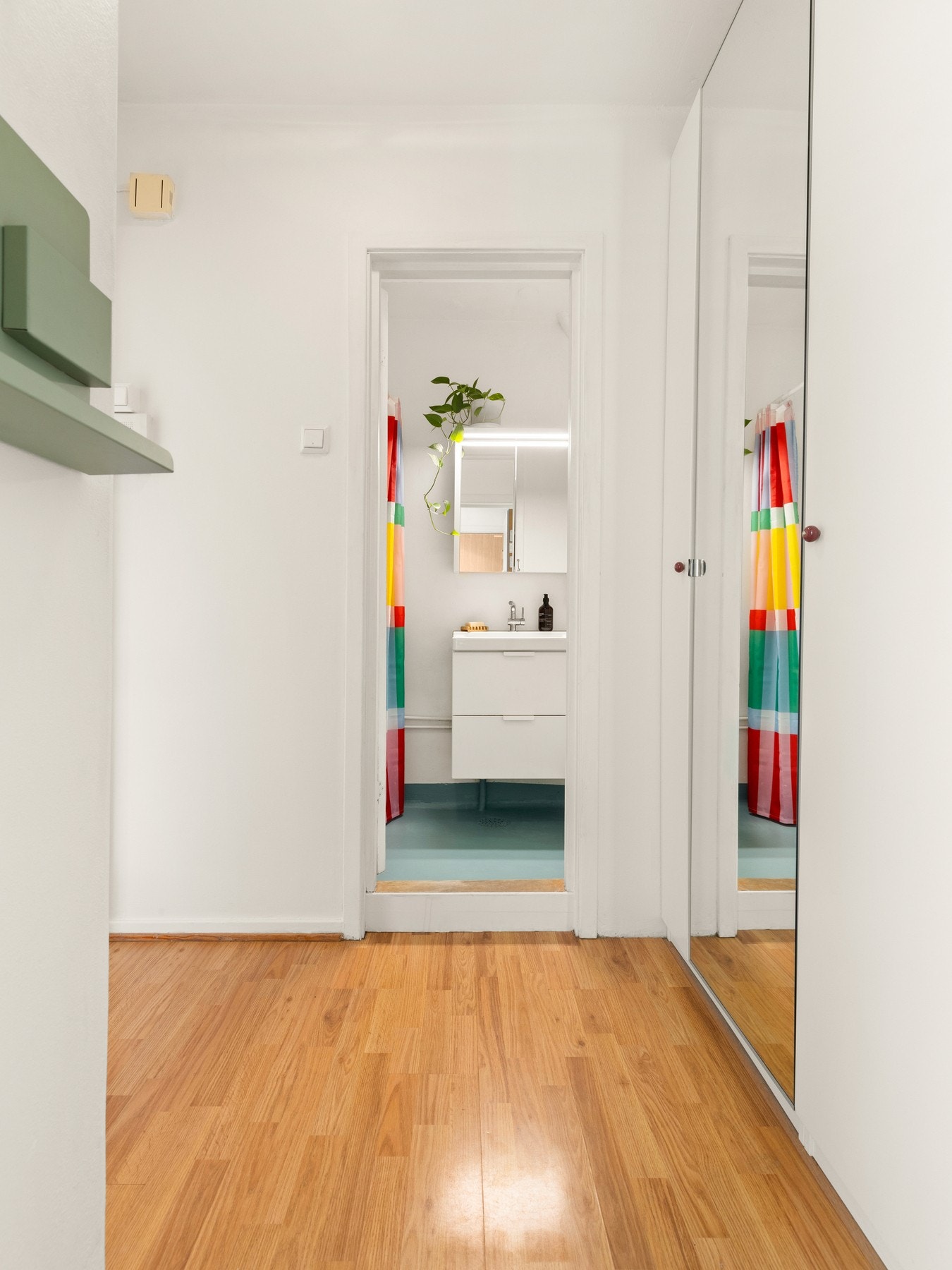 Videre adkomst mot bad. Galleribilde