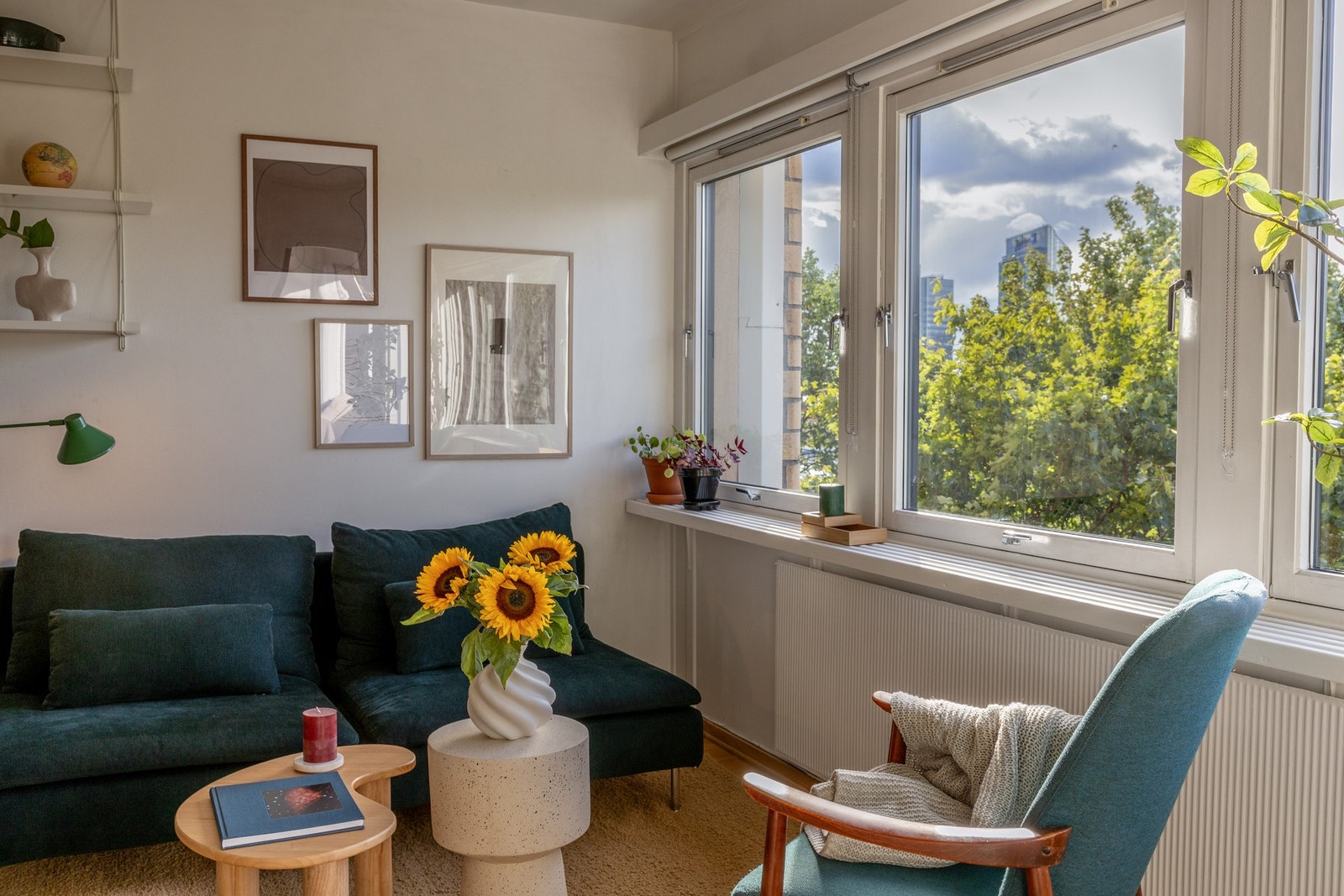 Her kan man enkelt få plass til sofa, bord, stoler og tilhørende mediemøblement. Galleribilde