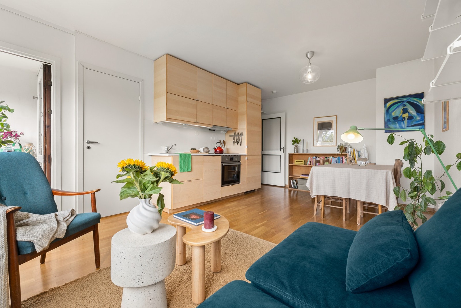 Den åpne sosiale løsningen mellom stuen og kjøkkenet gir et praktisk allrom. Galleribilde