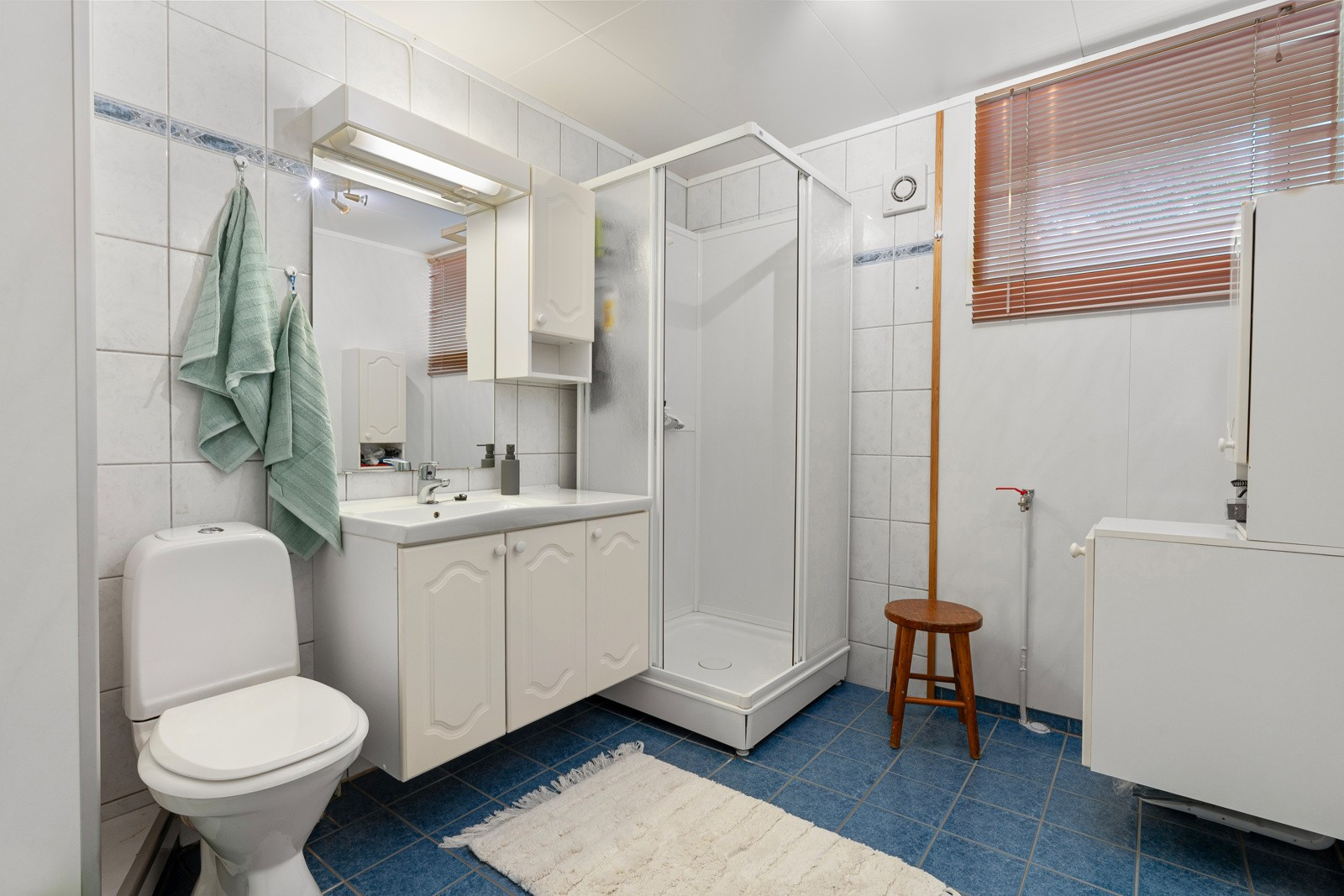 Baderom med dusjkabinett. Eget vaskerom tilknyttet badet.