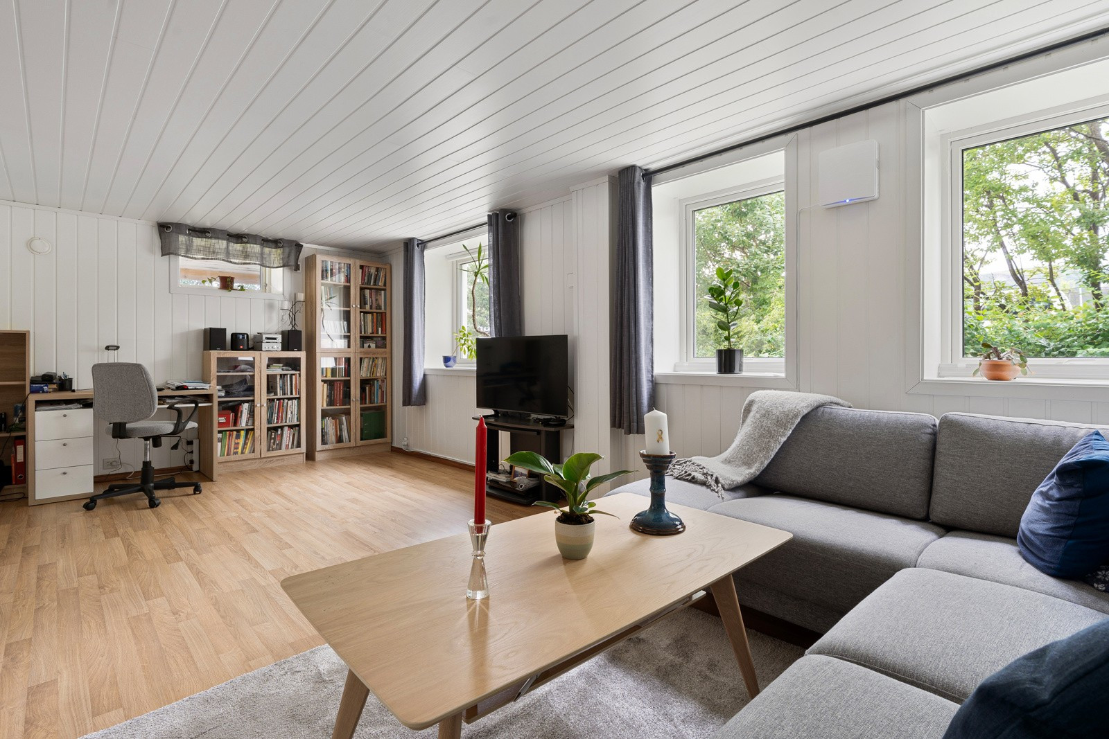 Her er det naturlige soner for både sofagruppe med TV og spisebord.