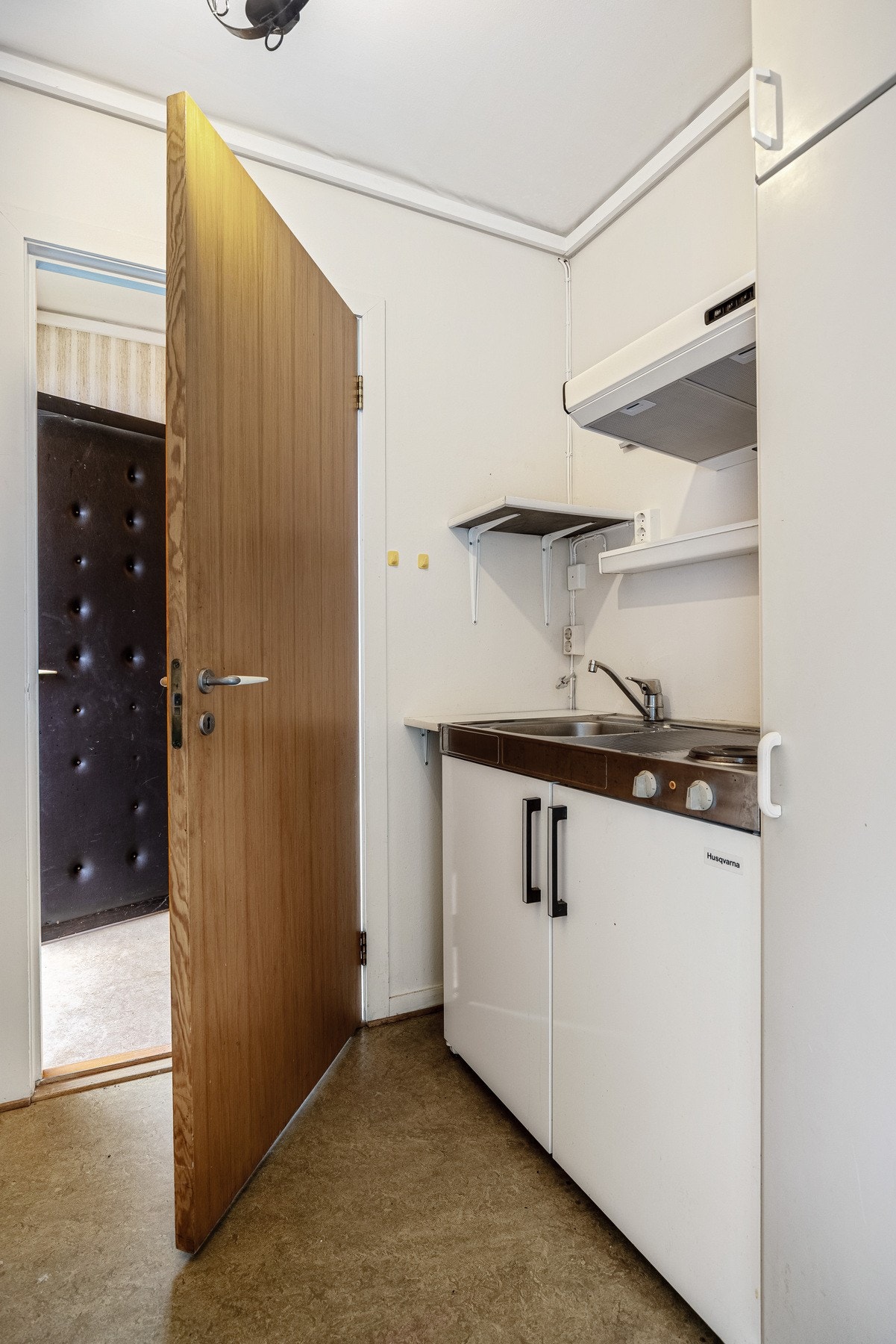 Kjøkken tilhørende hybeldel i hovedetasjen.