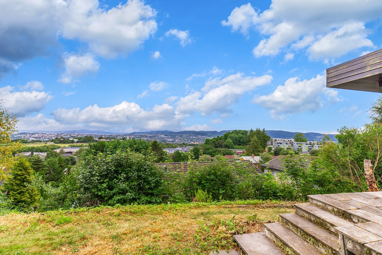 Fra finstua har man utgang til hagen.