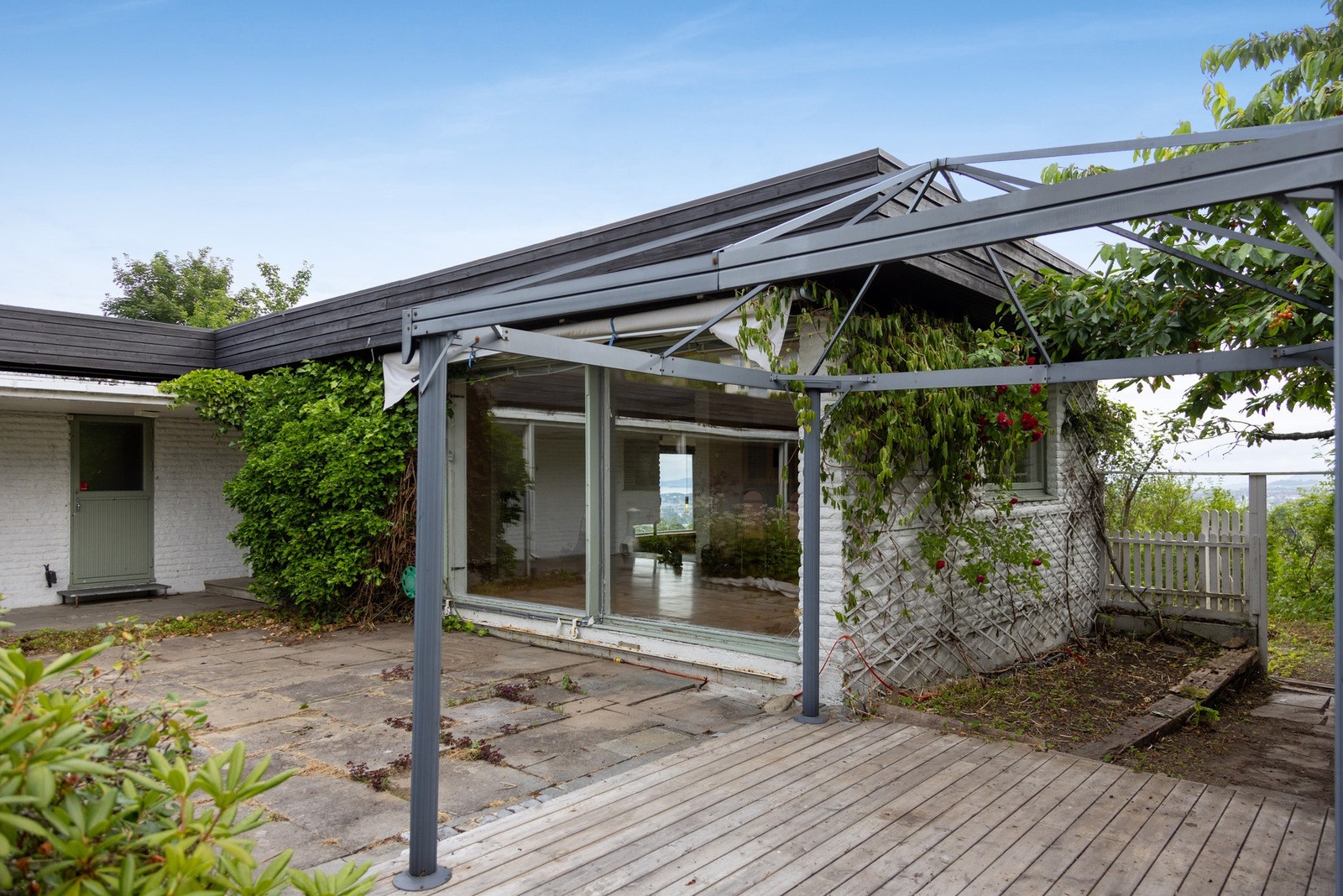 I hagen finner man flere nyttevekster som bringebær, solbær, rips og stikkelsbær