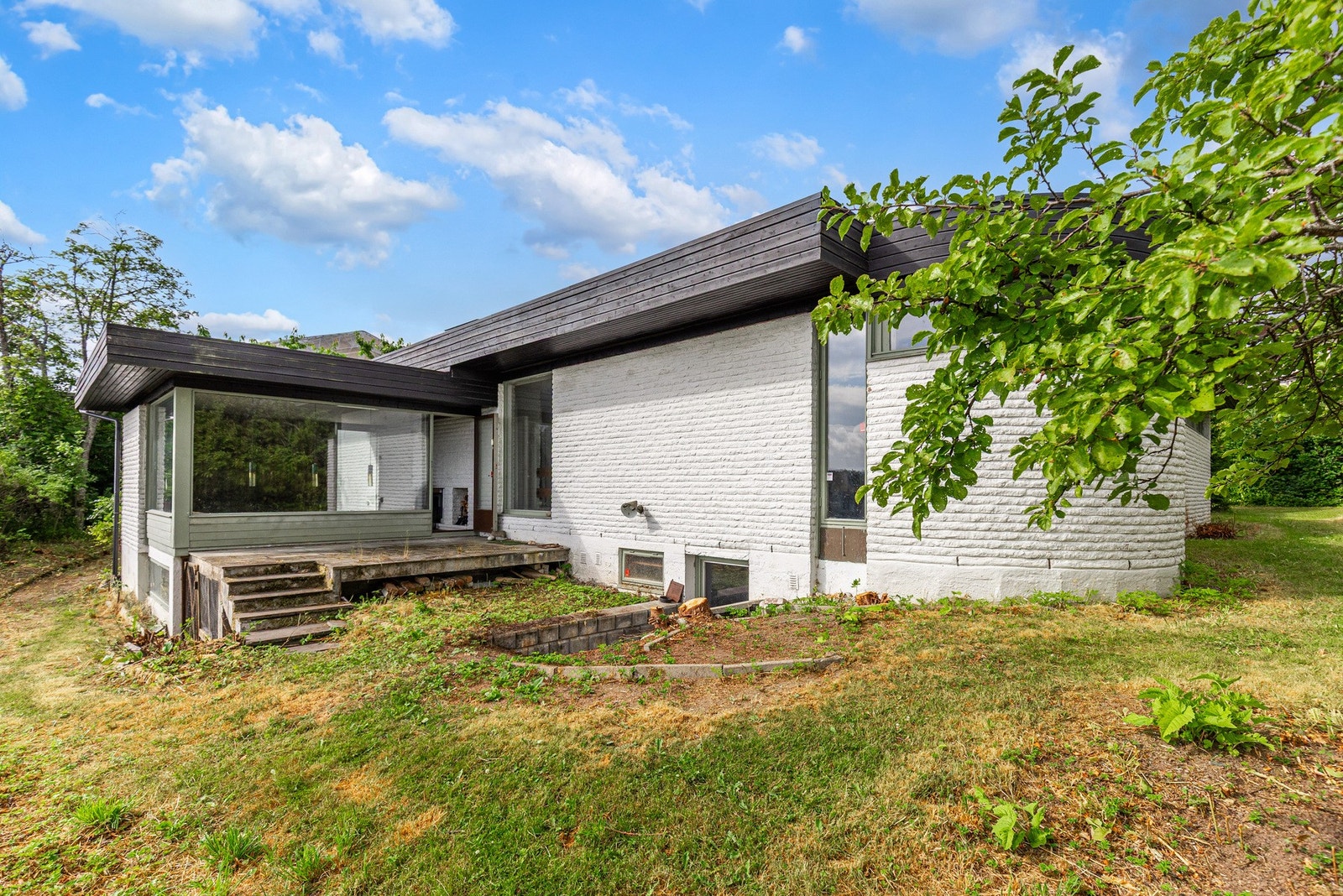 Hagen på fremsiden av huset.