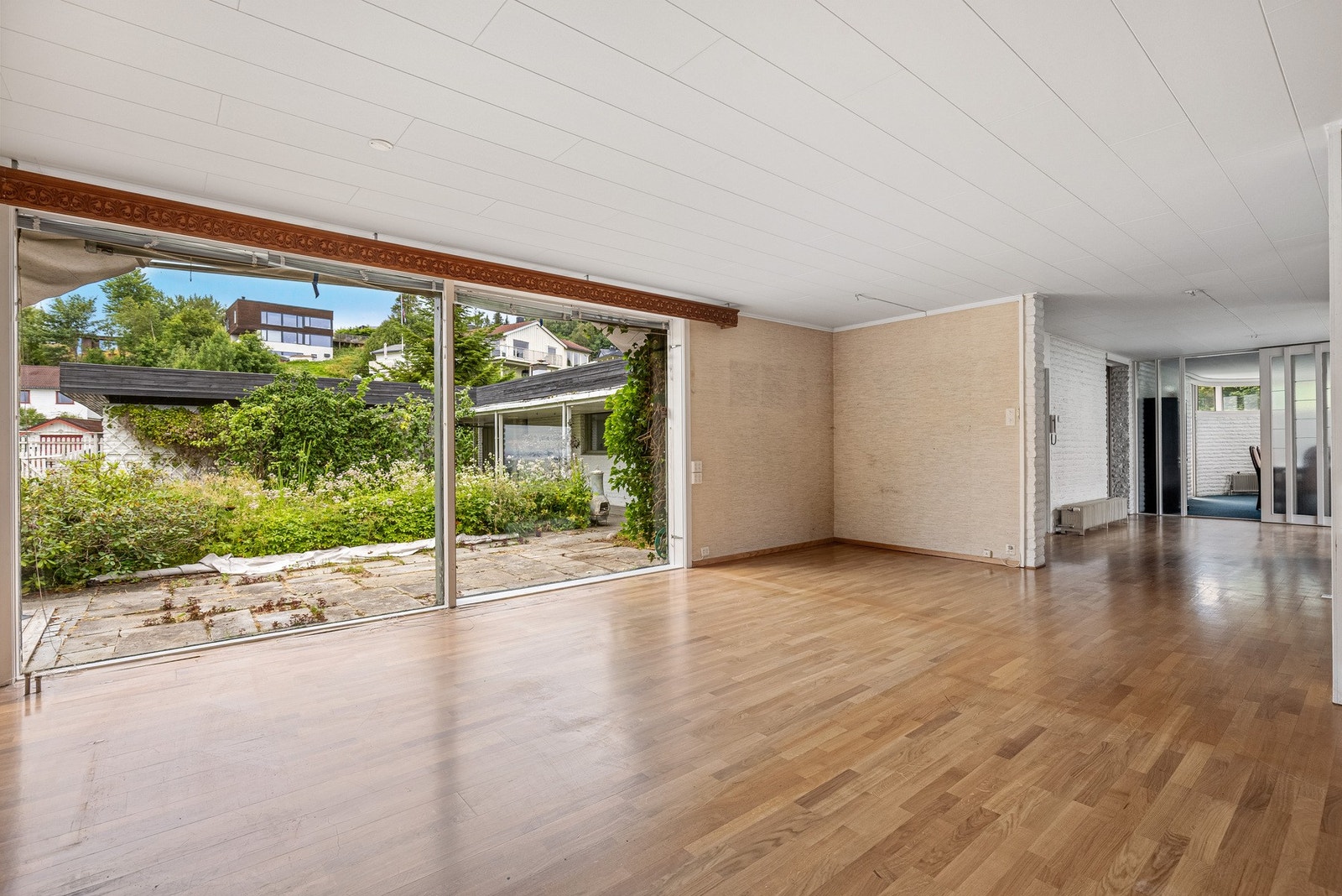 Stuen med vinduer ut mot atriumet.