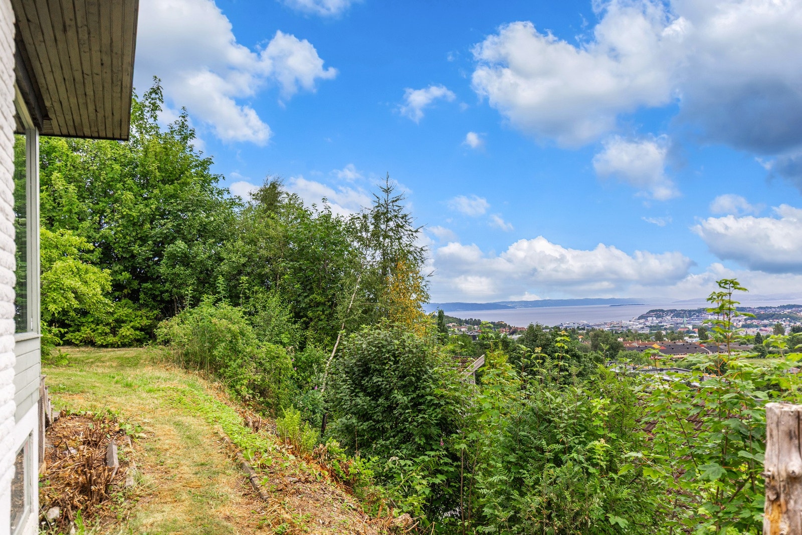 Hagen på fremsiden av huset.